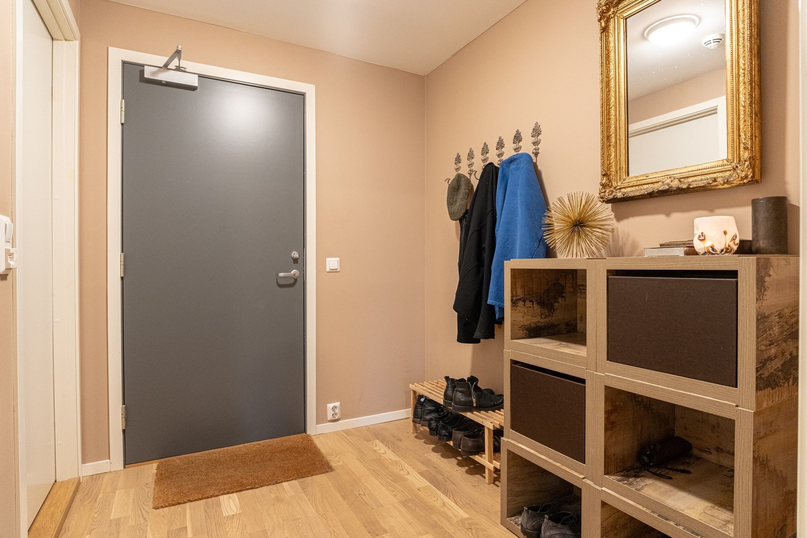 Velkommen inn til en innbydende og praktisk entré. Galleribilde