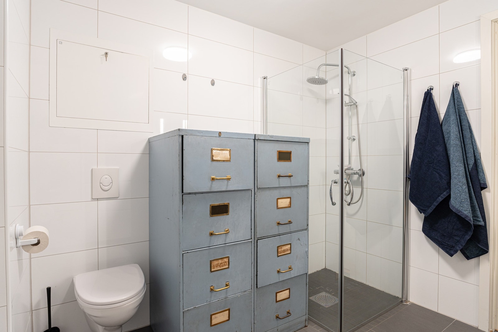 Baderommet er fra 2013 og har flislagt gulv med varme og flislagte vegger. Det er vegghengt toalett, dusjhjørne med glassdører og ett-greps armatur med dusjhode samt hånddusj. Galleribilde