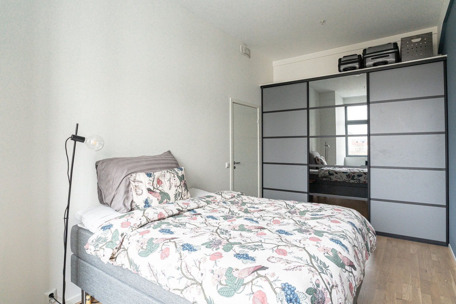 Videre har man svært godt med oppbevaringsplass i skyvedørsgarderoben som dekker hele ene veggen. Galleribilde