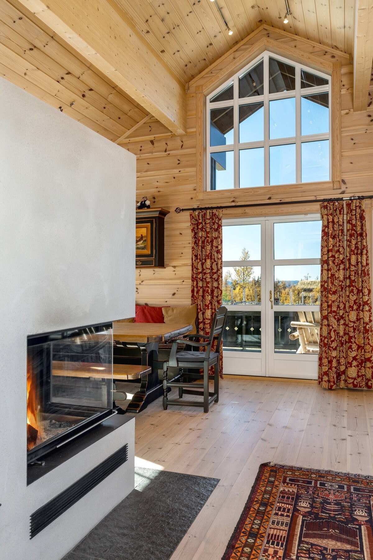 Den gode takhøyden gjør også at rommet føles svært luftig. Fra stuen er det dør ut til den store terrassen på 42kvm, hvor 10kvm er overbygget. Man får følelsen av at terrassen blir en forlengelse av stuen på fine solfylte dager. Galleribilde