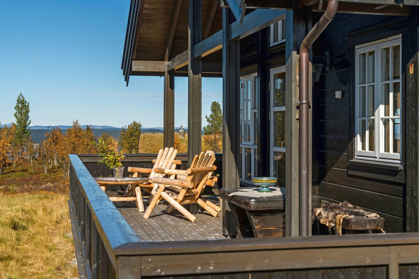 Stor terrasse på to sider av hytta - perfekte soner for både sol og utsikt. Galleribilde