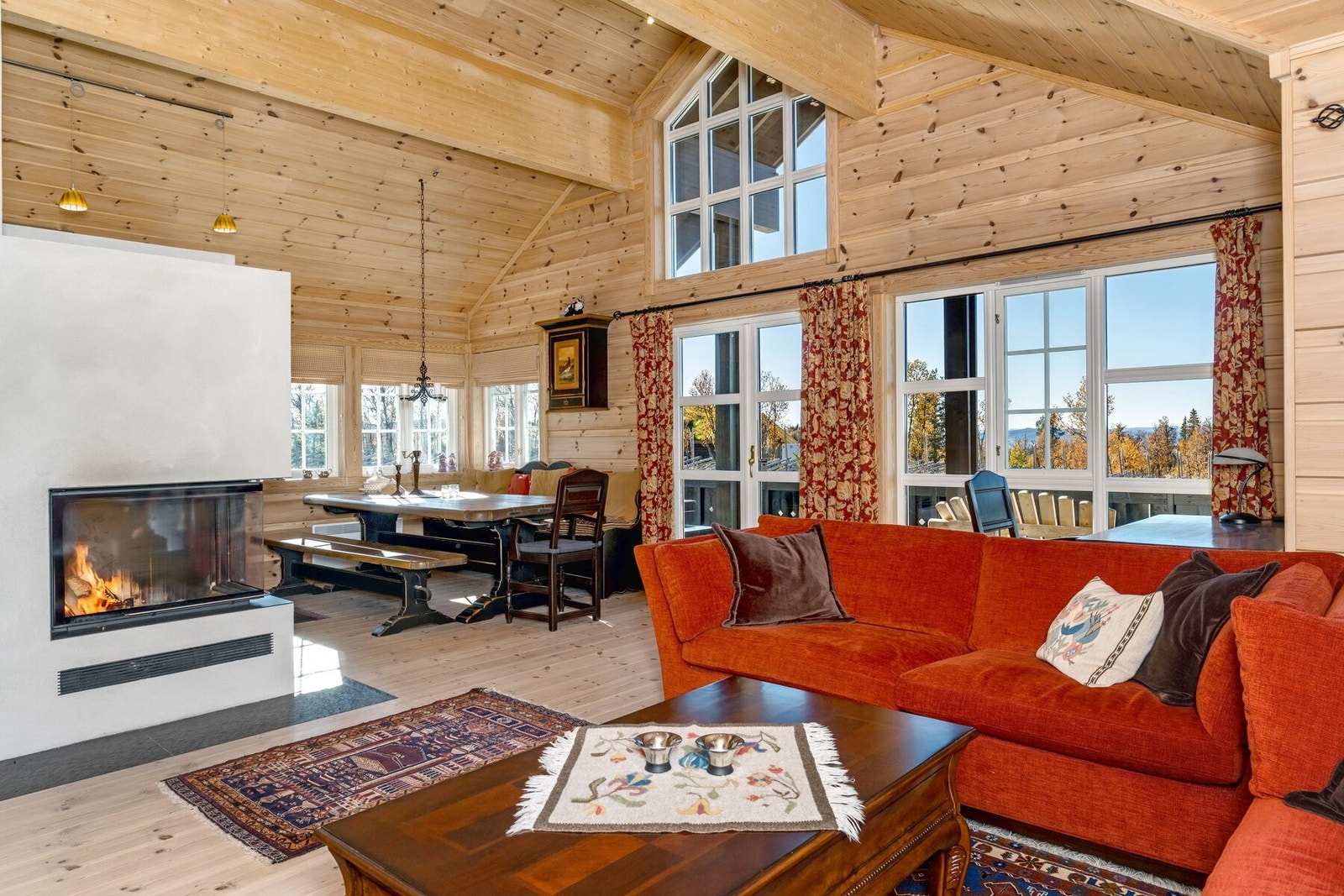 Her kan man innrede etter behov, og man har enkelt plass til både langbord, sofagruppe og eventuelt tv-møblement. Galleribilde