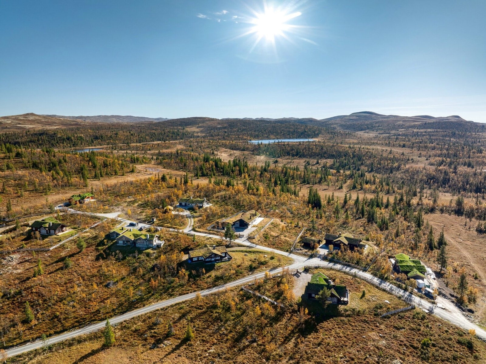 Området er kjent for sine store friarealer og store tomter med spredt hyttebebyggelse, og ikke minst den korte avstanden til snaufjellet. Her ligger du høyt og fritt med fantastisk utsikt ut over nærområdet med fjellheimen i bakgrunnen. Galleribilde