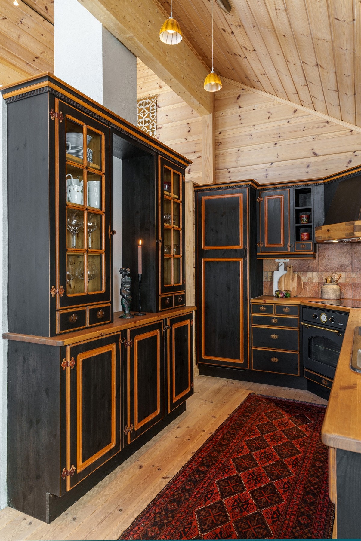 Her har du meget god skapplass og og et godt utstyrt kjøkken. Galleribilde