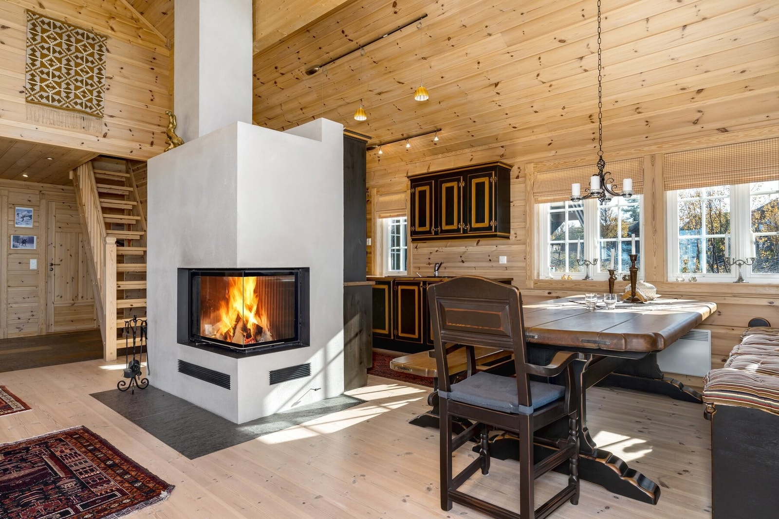 Peisen av typen Nordpeis utgjør et blikkfang i rommet hvor flammen kan ses fra både spisestuen og stuen. Galleribilde