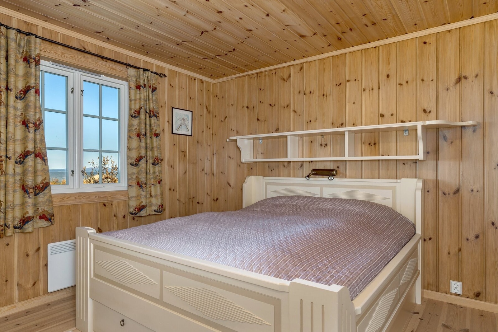Hovedsoverommet har god plass til dobbeltseng og har fastmontert leselys og hylle over sengen slik hytta står i dag. Galleribilde