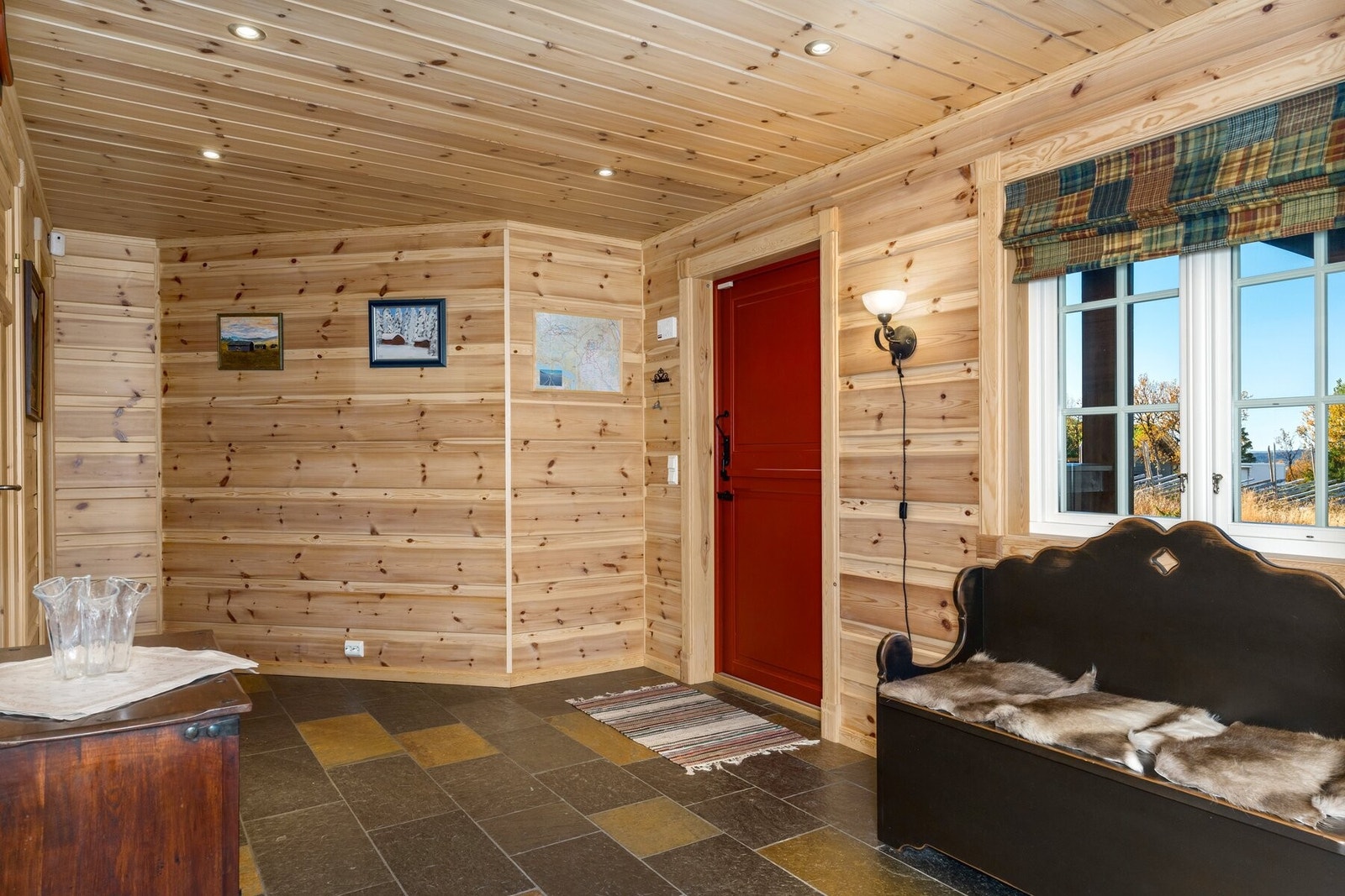 Entreen er stor og romslig med skifergulv, her er det god plass til jakkeoppheng. Galleribilde