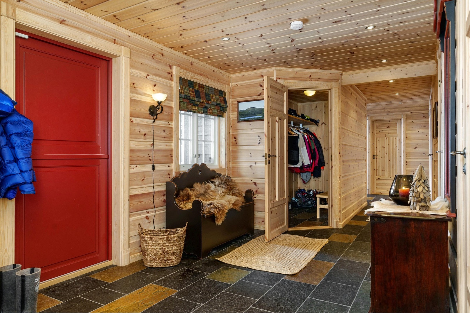 Garderoben er et eget rom hvor man fint får plass til alt av skiutstyr, noe som gjør det veldig lett å holde gangen ryddig. Galleribilde