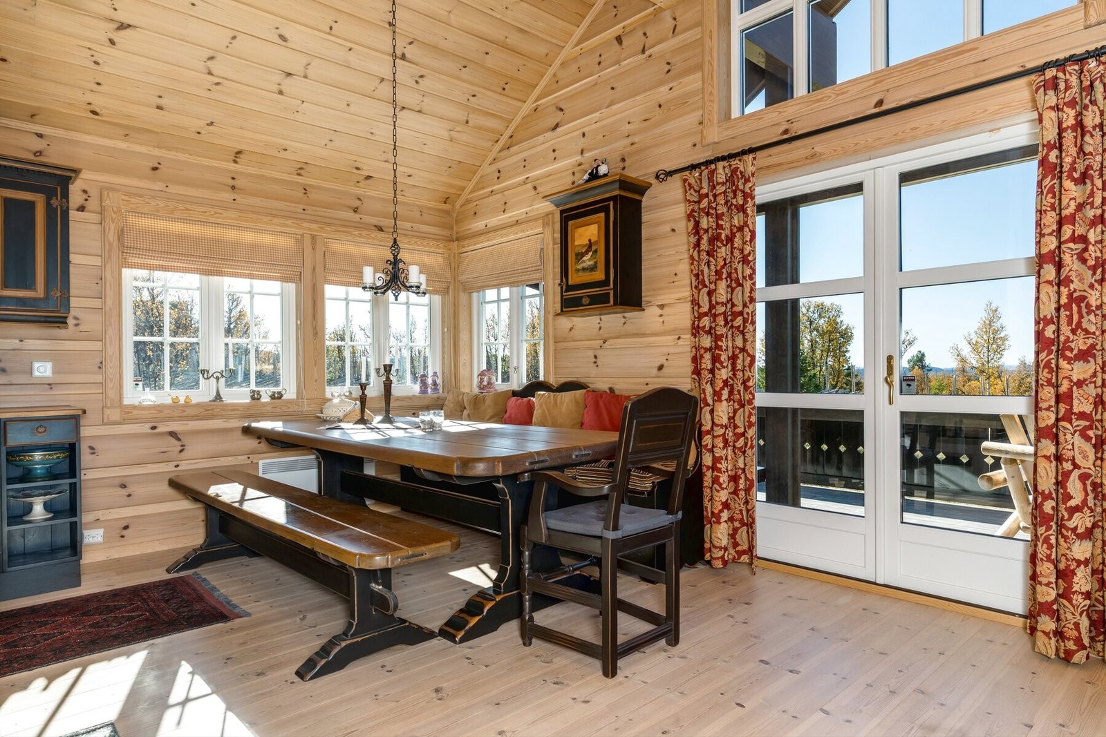 Det er åpen løsning mot spisestuen, slik at matlagingen også blir en sosial og hyggelig del av hyttehverdagen. Her er det god plass til langbord! Galleribilde