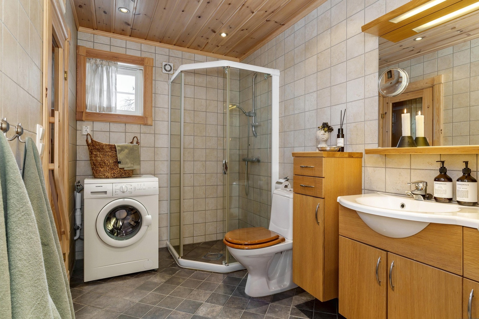 Hovedbad: Hytta har to baderom hvor begge har flislagte gulv og vegger samt furupanel i himling. Det er også lagt varmekabler i gulvet på begge badene. Galleribilde