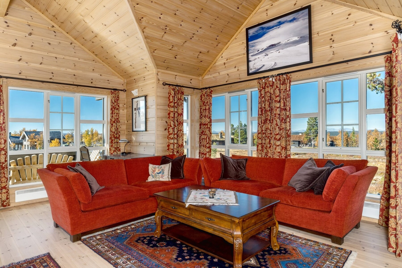 Stuen/spisestuen er hjertet av hytta, og den åpne løsningen gjør rommet til et naturlig samlingspunkt. Galleribilde