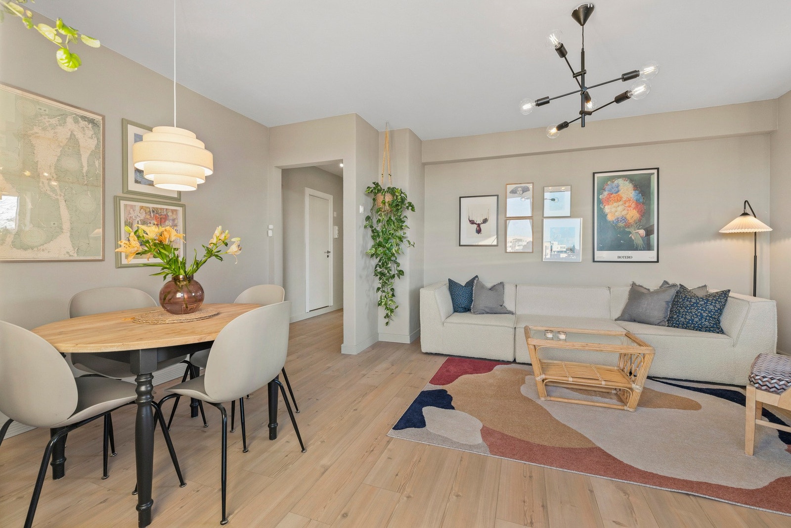 Stuen fremstår romslig med god plass til sofa og annet stuemøblement Galleribilde