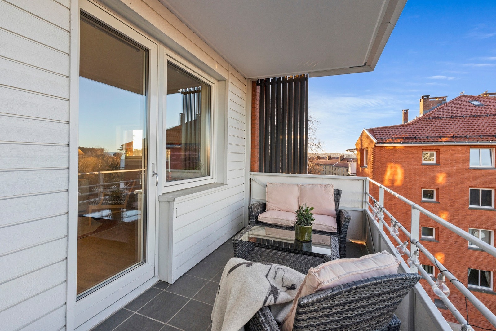 Balkongens størrelse gir god plass til utemøbler og grill Galleribilde