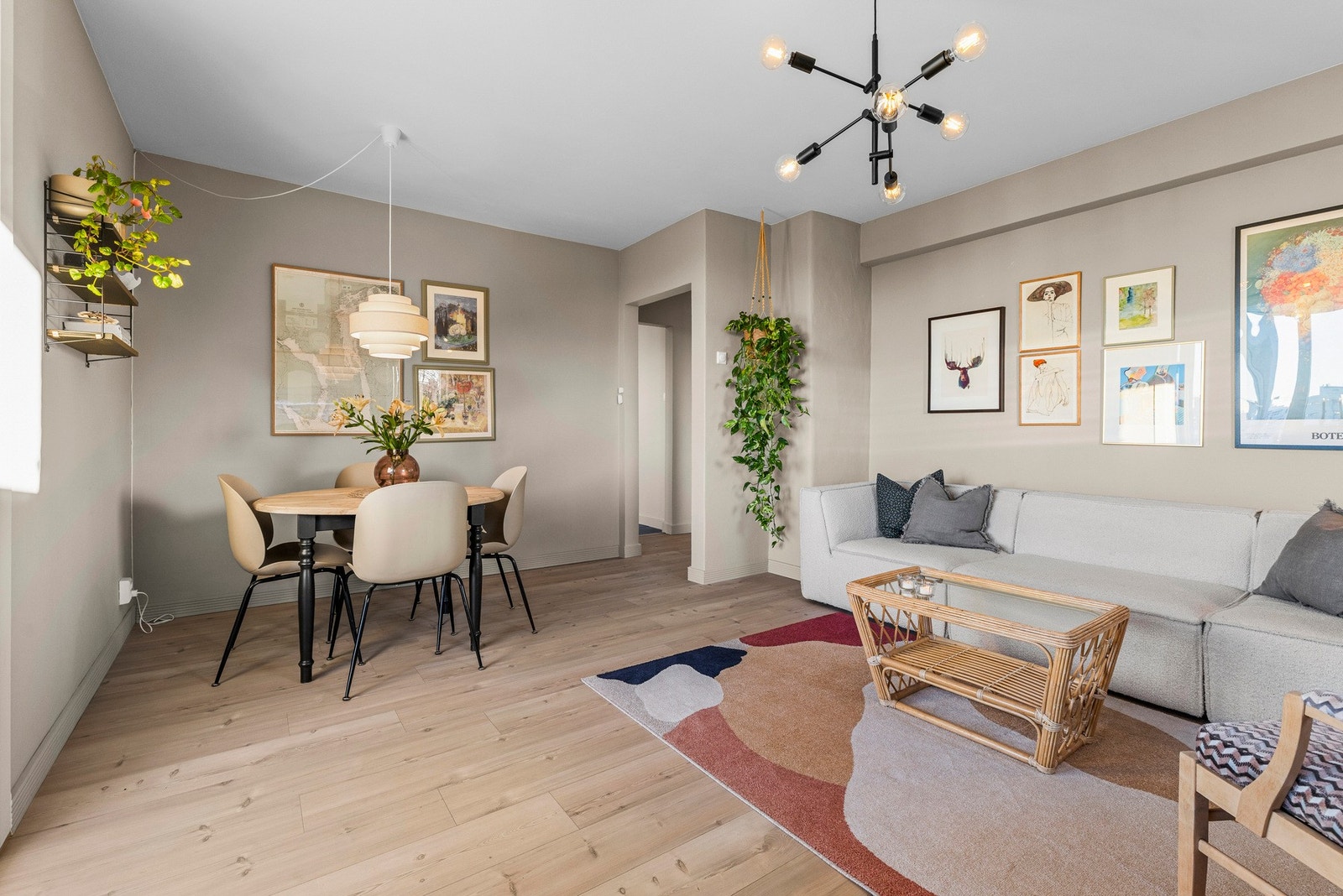 Her har du rikelig med naturlig lysinnslipp fra store vindusflater Galleribilde