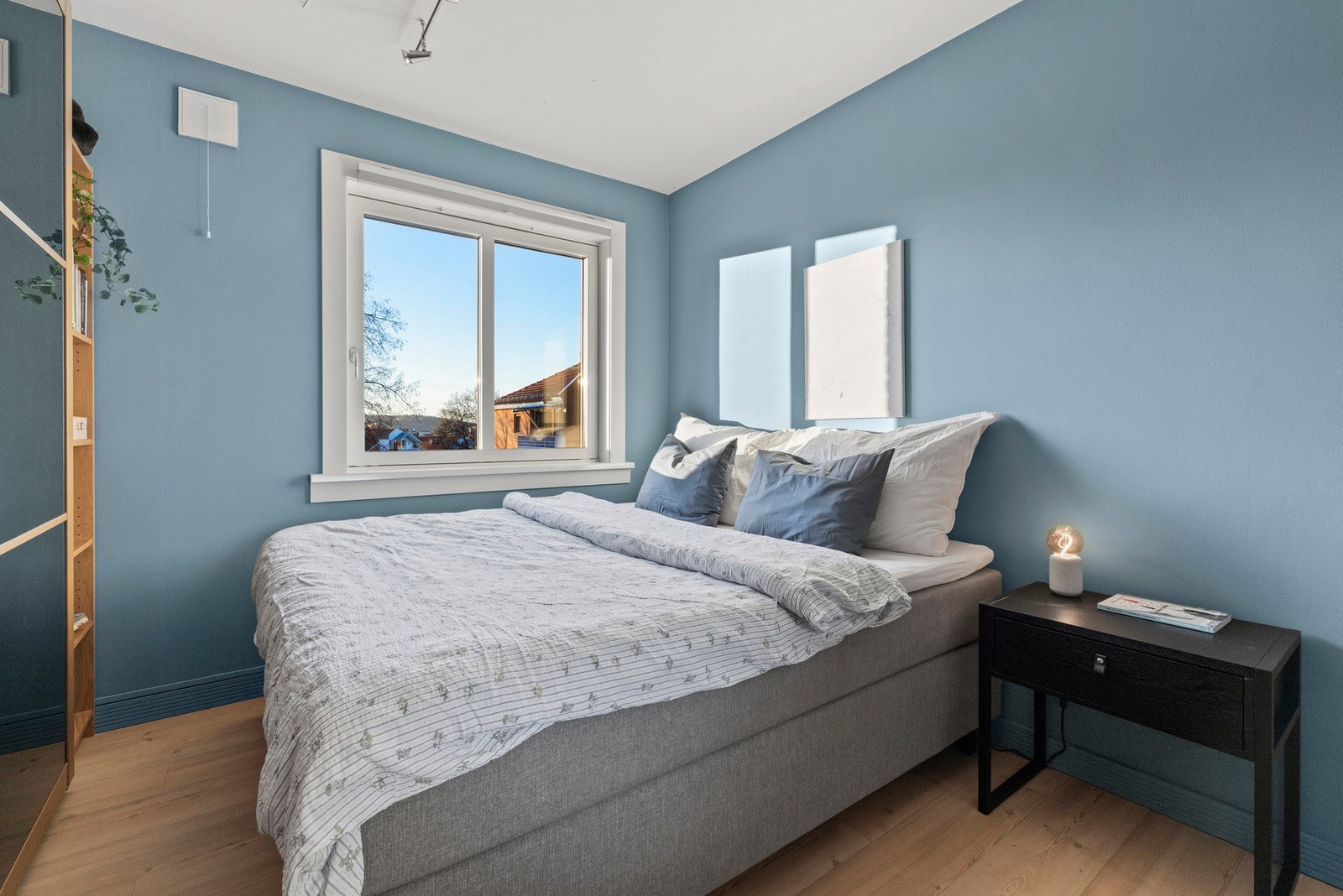 Soverom av generøs størrelse med god plass til dobbeltseng med tilhørende nattbord Galleribilde