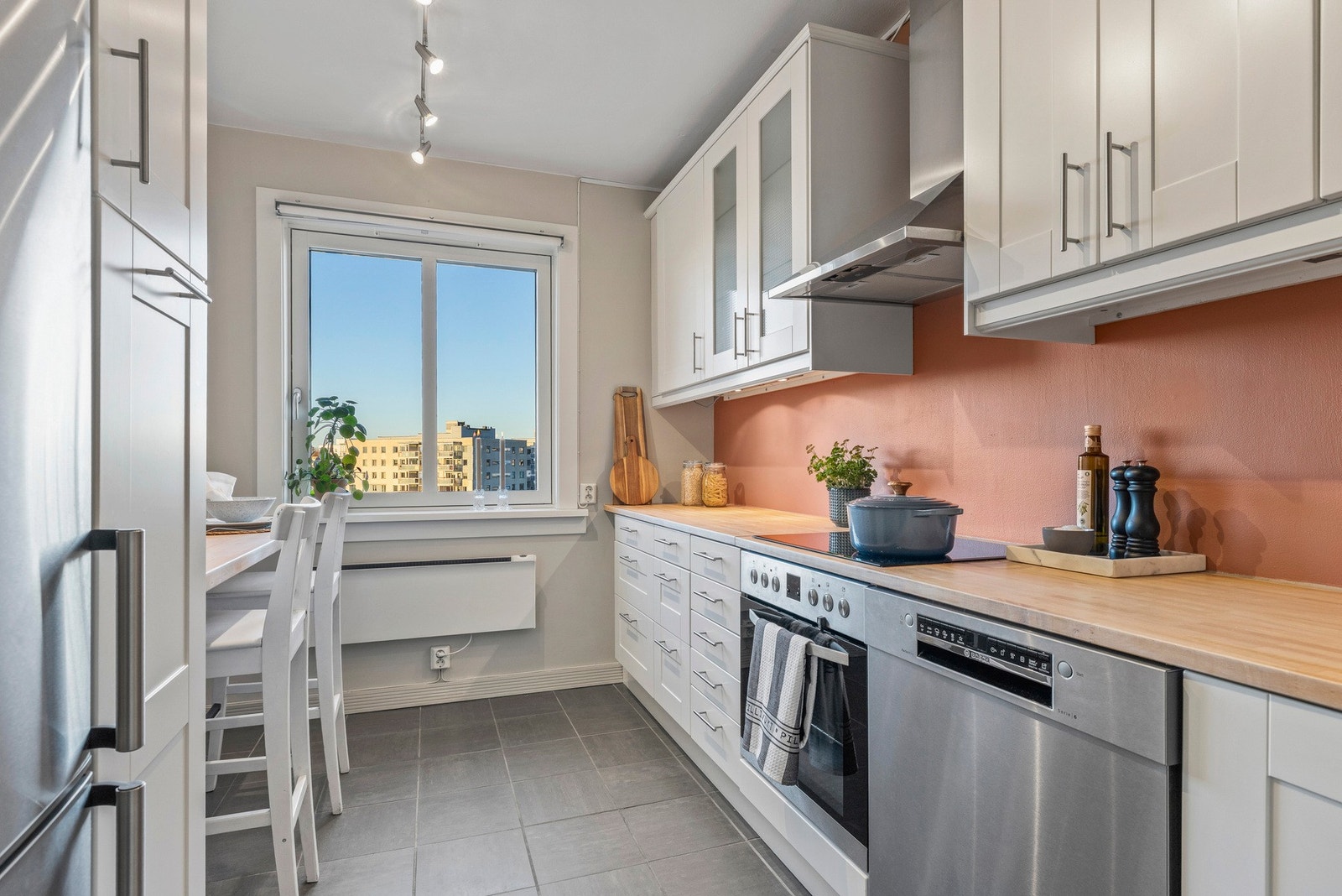 Nydelig separat kjøkken med lyse og profilerte fronter Galleribilde