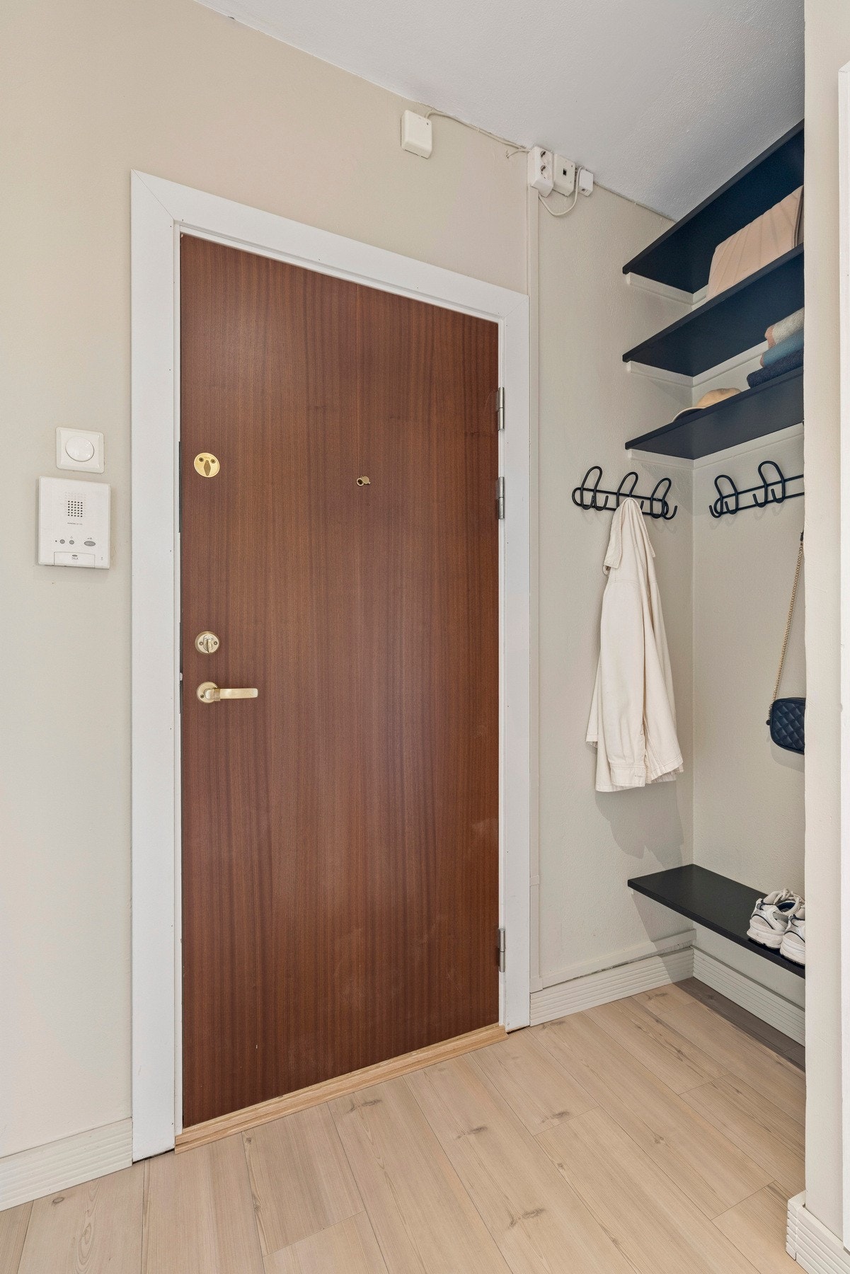 Innbydende inngangsparti gir leiligheten et godt førsteinntrykk Galleribilde