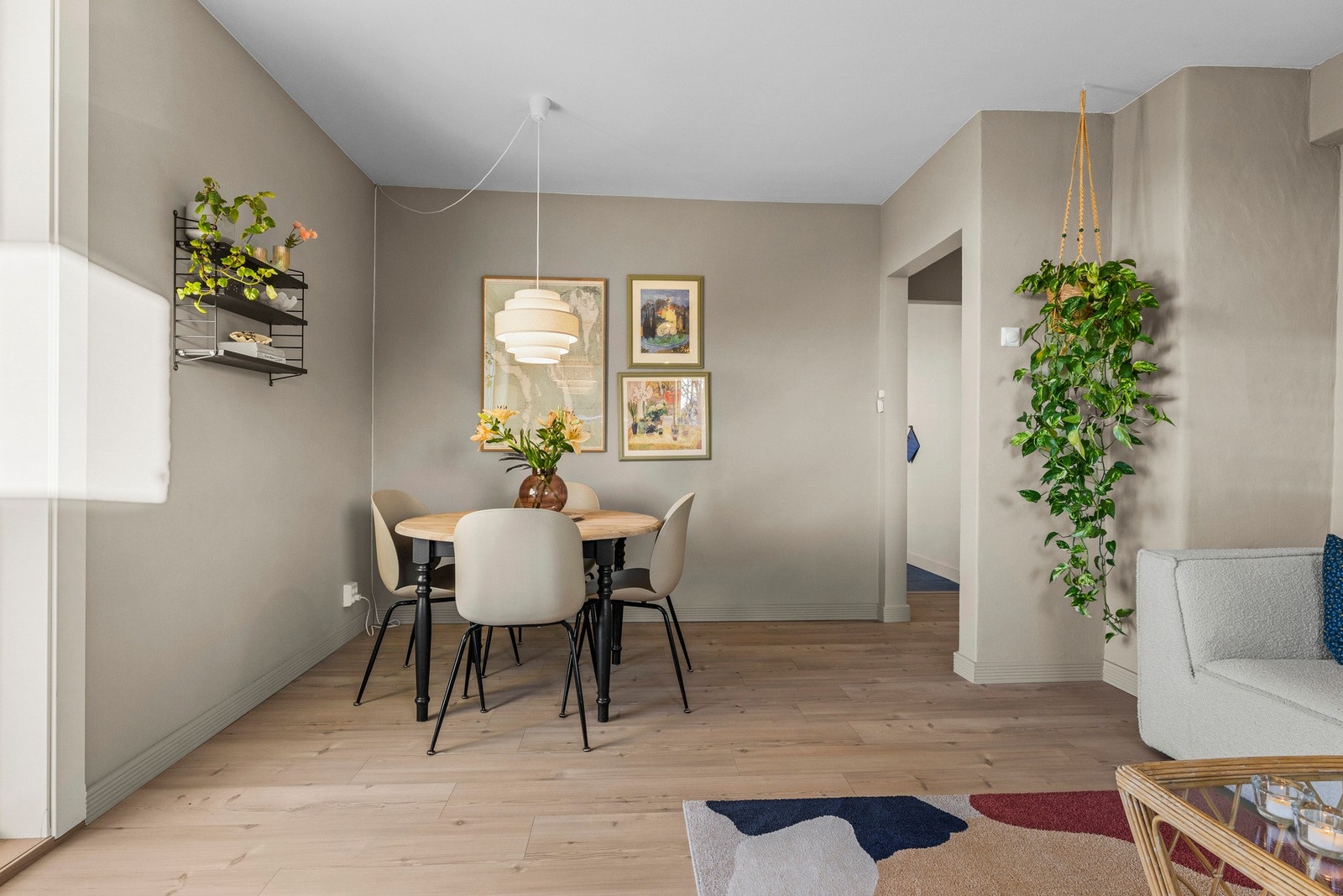 Stuens utforming og størrelse gir også god plass til spisegruppe Galleribilde