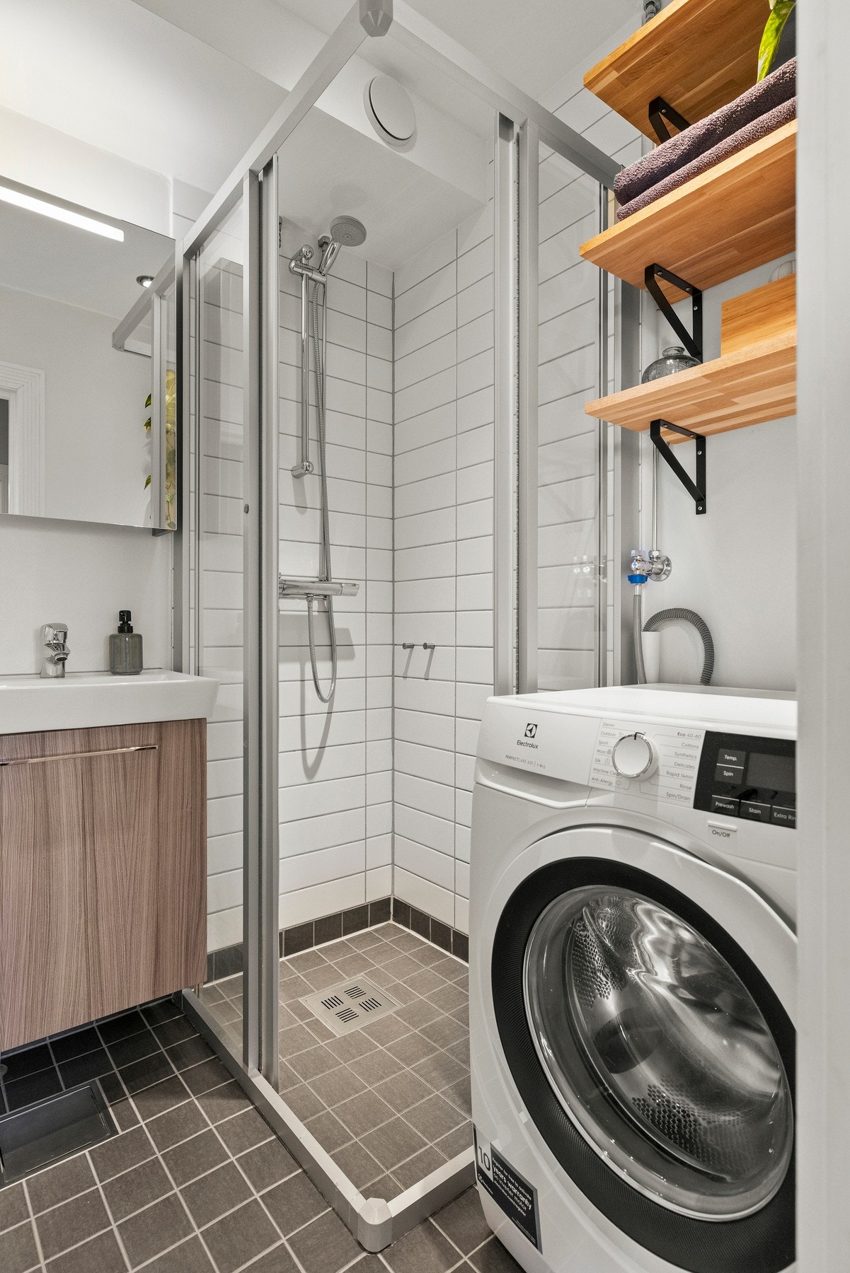 Her har du varmekabler i gulv og opplegg for både vaskemaskin og tørketrommel Galleribilde