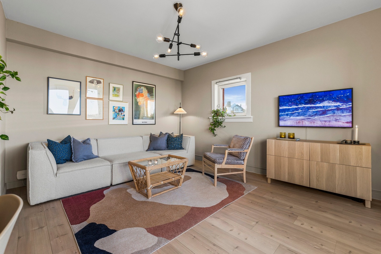 Stor og romslig stue med flere møblleringsmuligheter Galleribilde