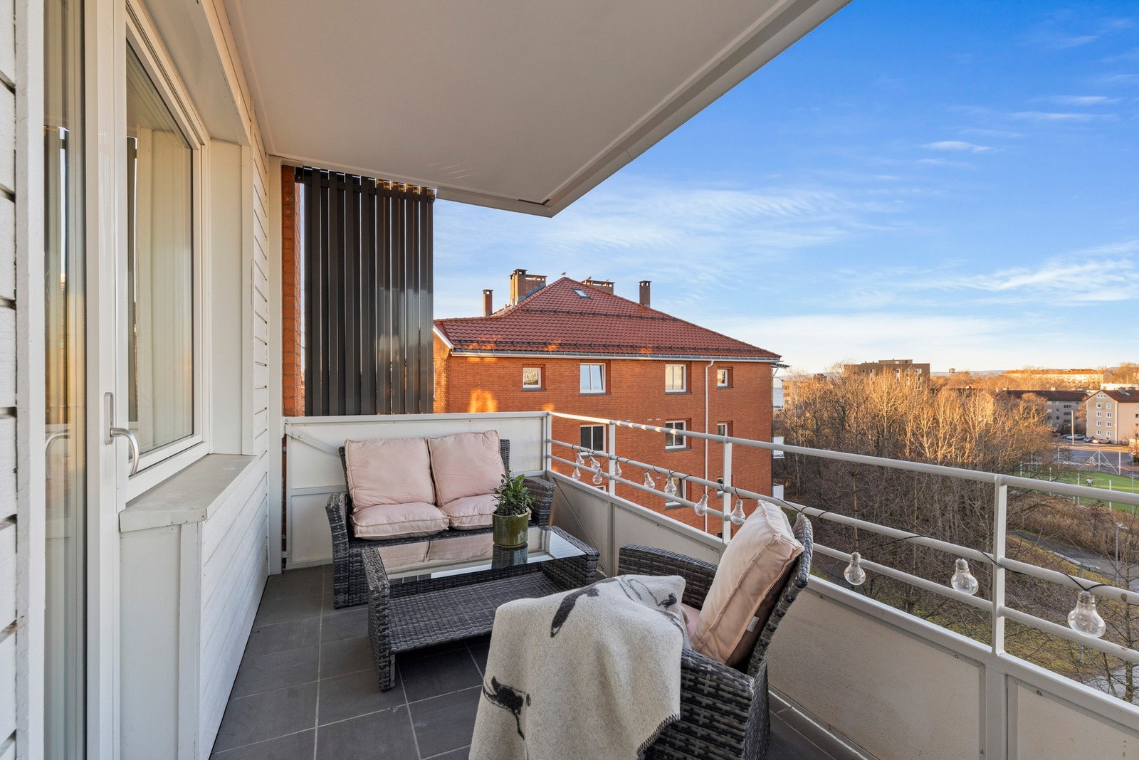 Balkongen er sydvestvendt og har gode solforhold på dag og kveld Galleribilde