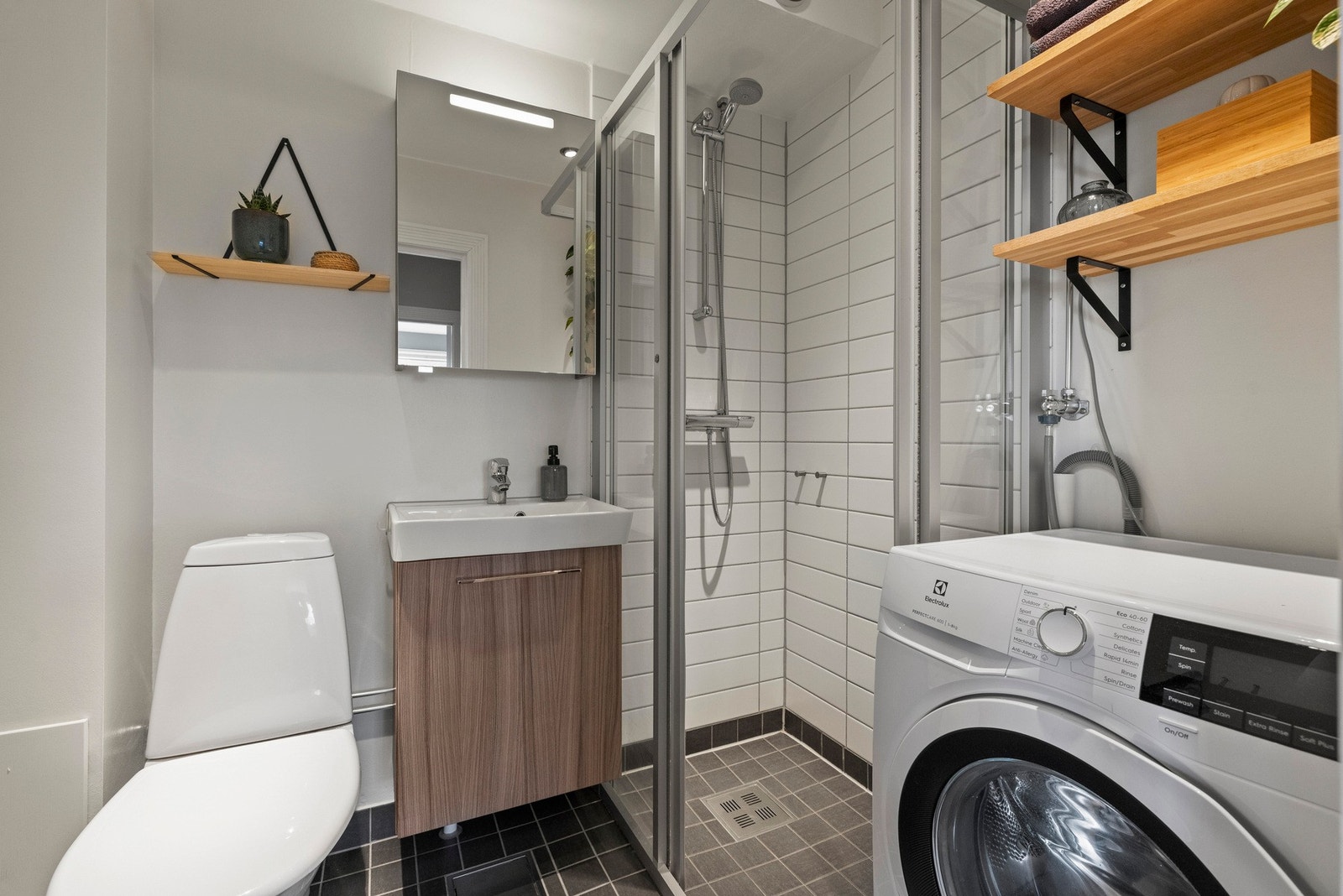 Pent flislagt bad fremstår tidløst og moderne Galleribilde