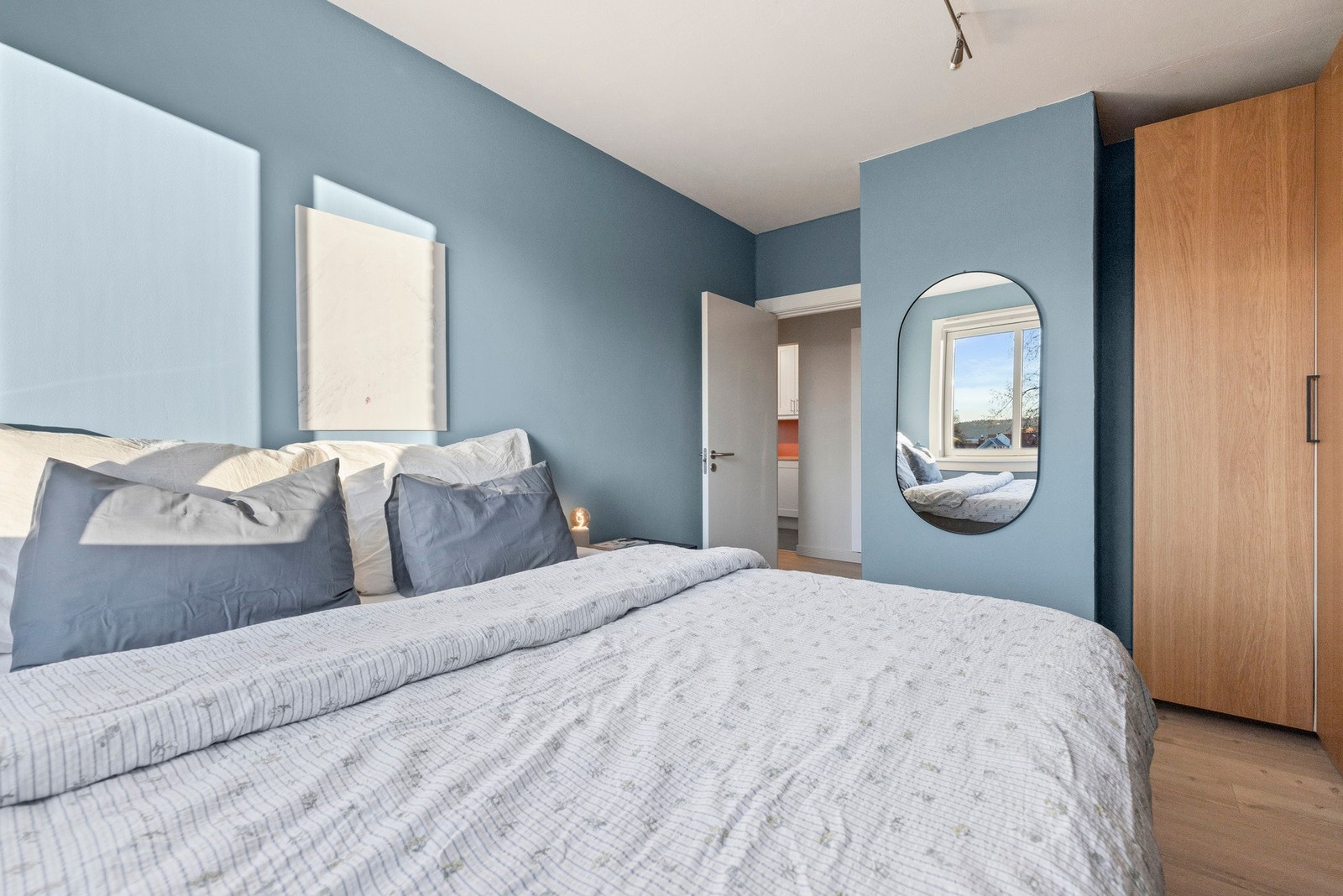 Soverommet vender inn mot rolige omgivelser - her sover du helt uforstyrret! Galleribilde