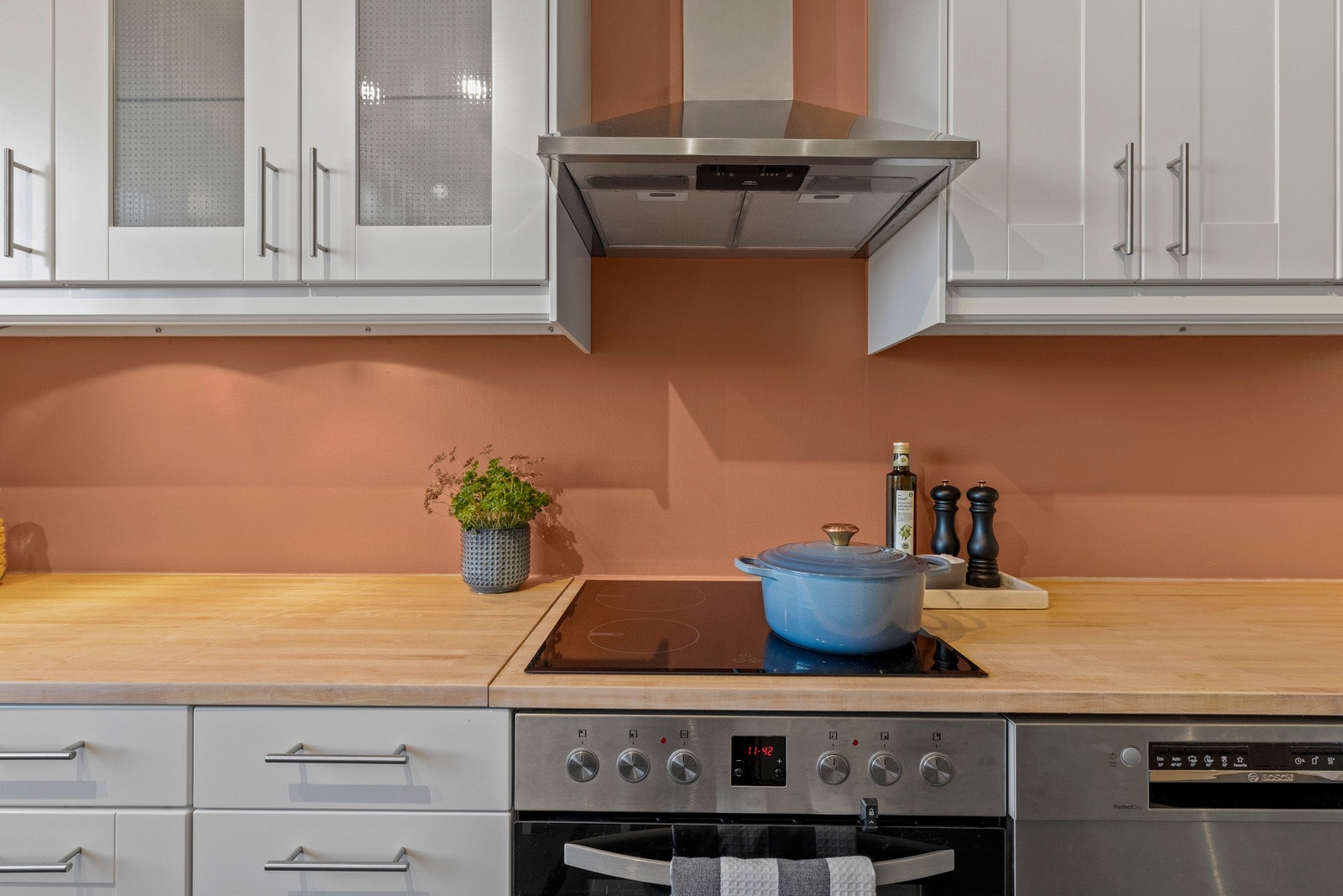 Kjøkkenet har nyere integrerte hvitevarer fra senere tid Galleribilde