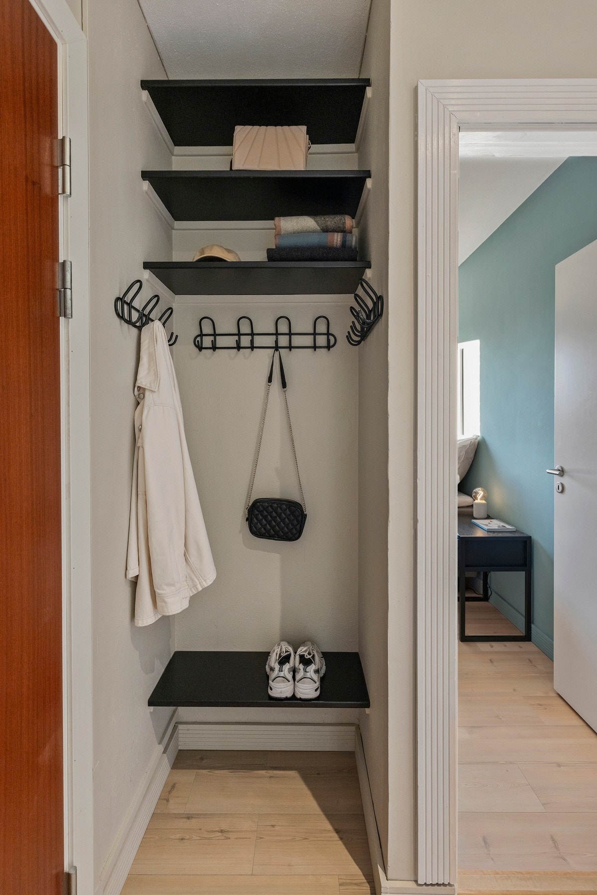 Her har du god plass til å sette fra deg sko og yttertøy Galleribilde