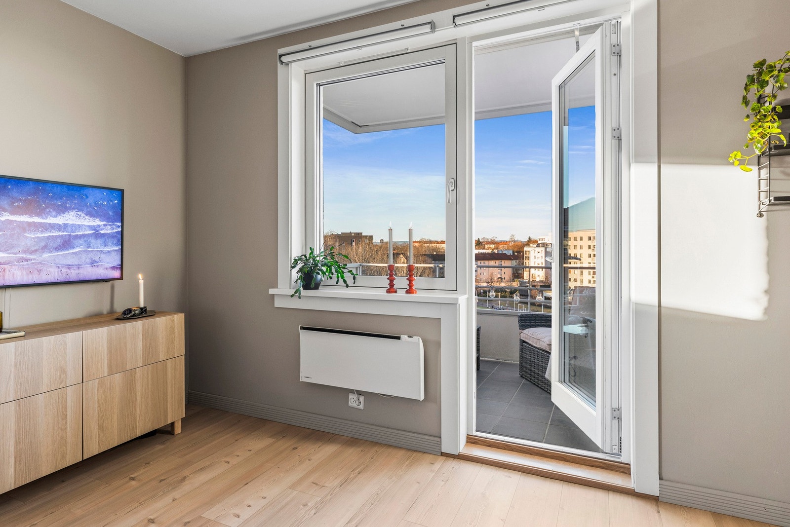 Fra stuen er det utgang til leilighetens herlige balkong Galleribilde