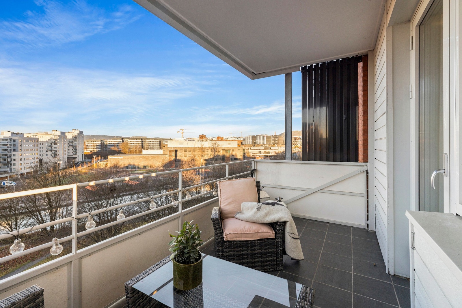 Herlig og romslig balkong på hele 7,6 kvm vendt mot rolige omgivelser Galleribilde