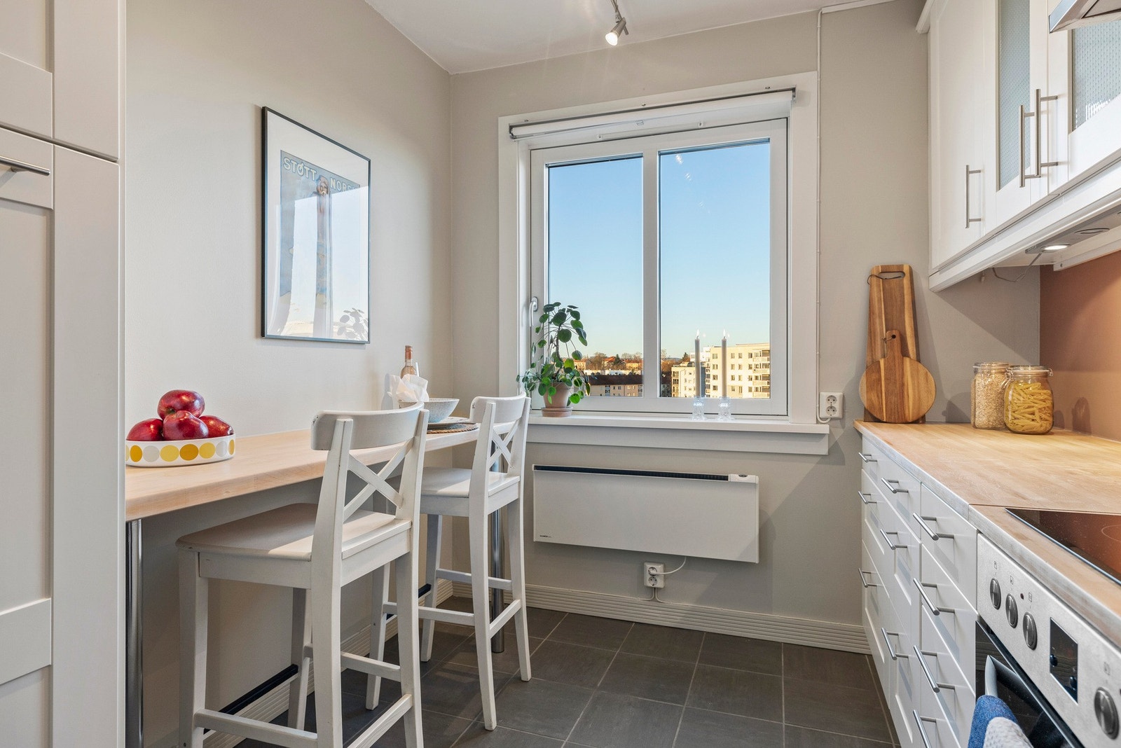 Her har du også plass til liten spisegruppe for frokosten og morgenkaffen Galleribilde