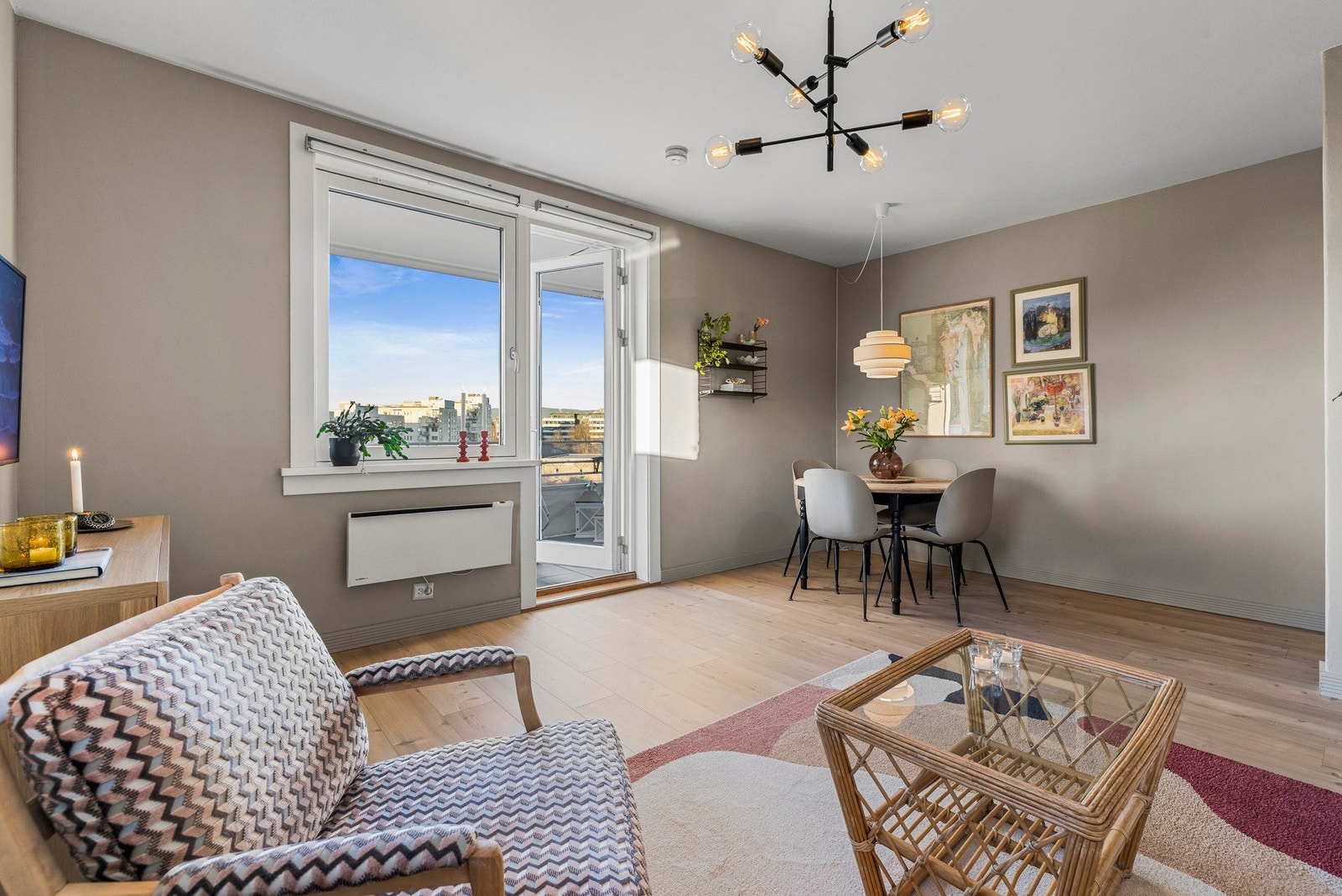 Stuen er malt i tidsriktige farger og fremstår moderne Galleribilde