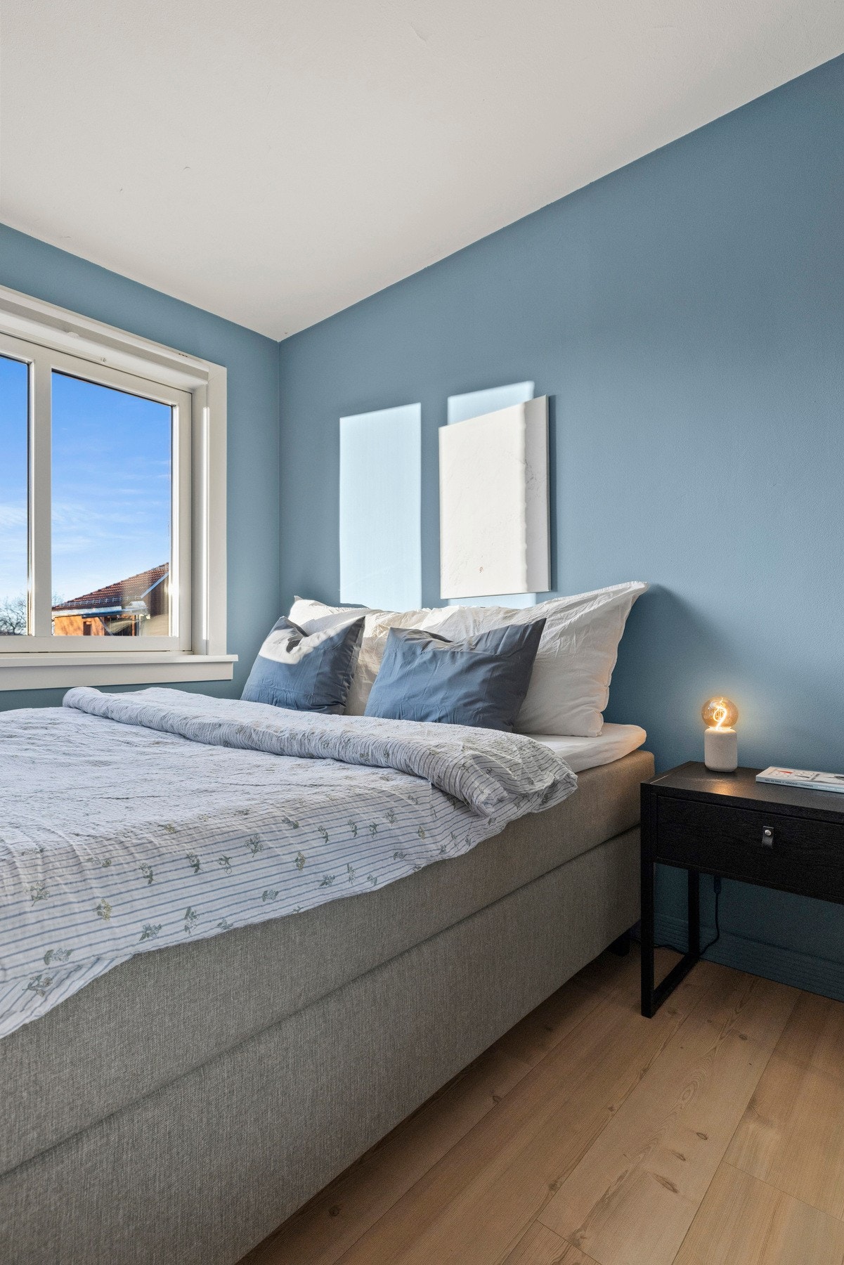 Soverommet er malt i tidsriktige farger og fremstår tidsriktig Galleribilde