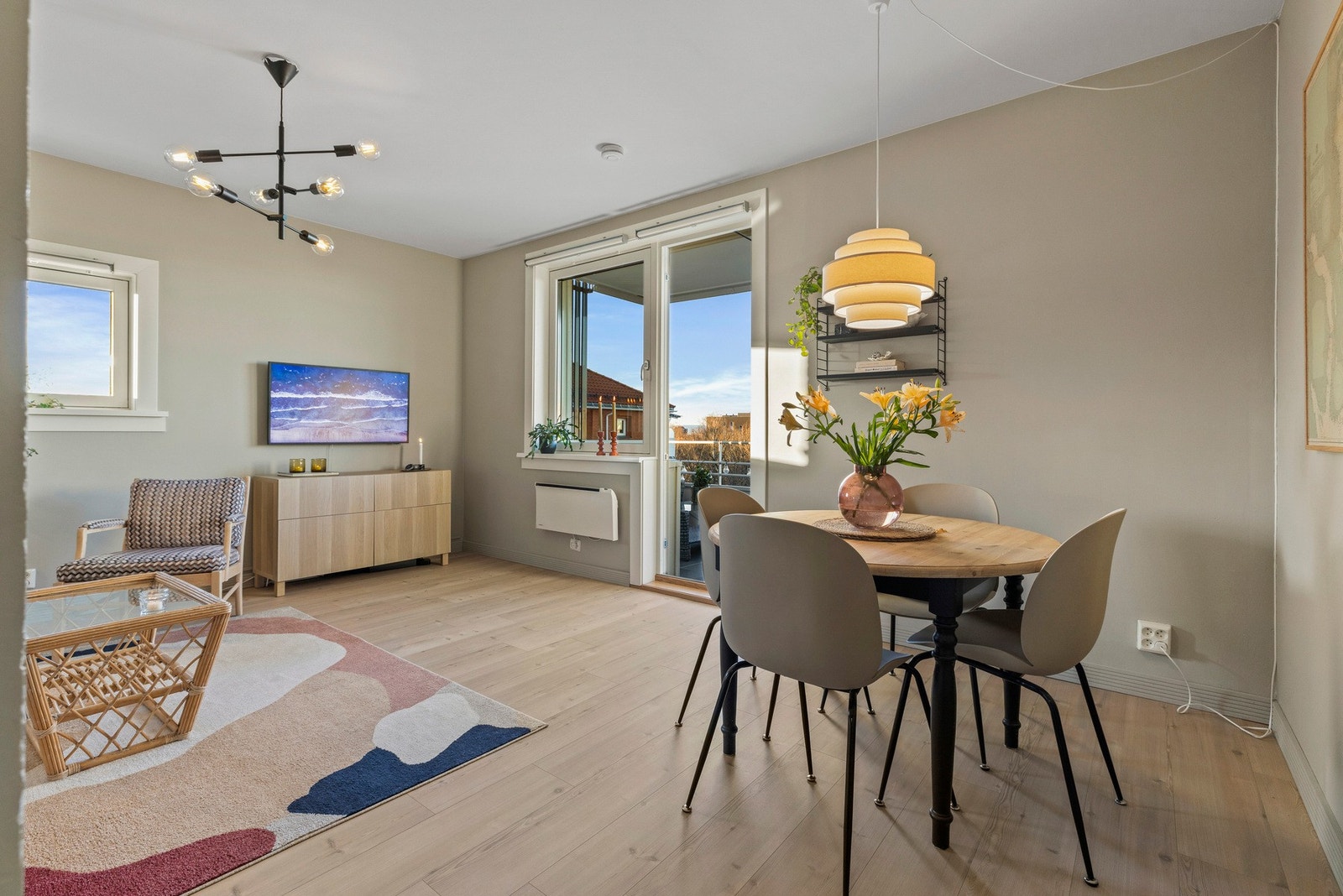 Her har du god plass til å samle familie og venner til alle døgnets måltider Galleribilde