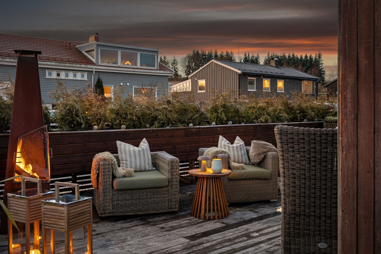 Stuen forlenges i en stor veranda på hele 72 kvm som strekker seg rundt to sider av huset. Galleribilde