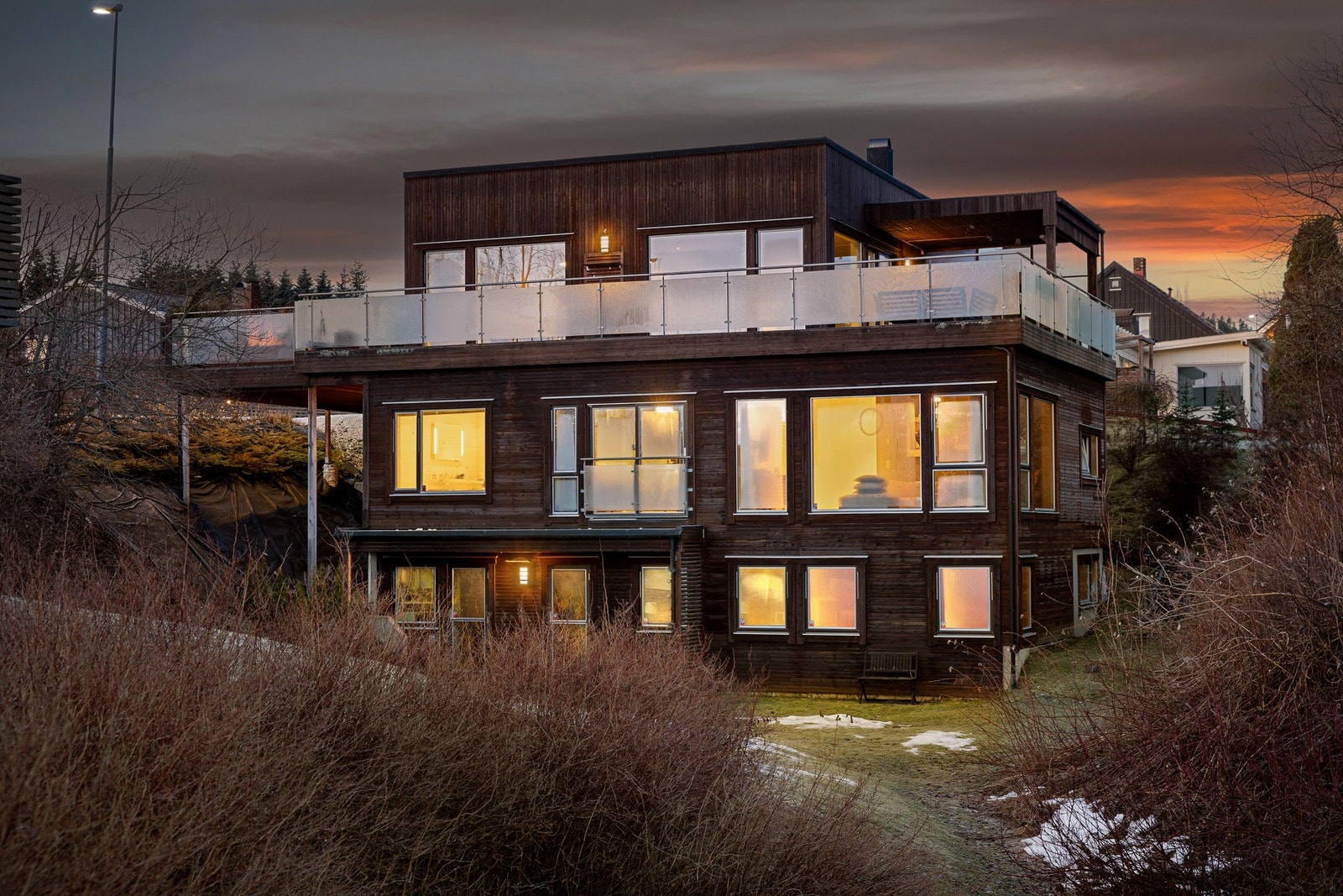 Boligen strekkers seg over 3 plan. Galleribilde