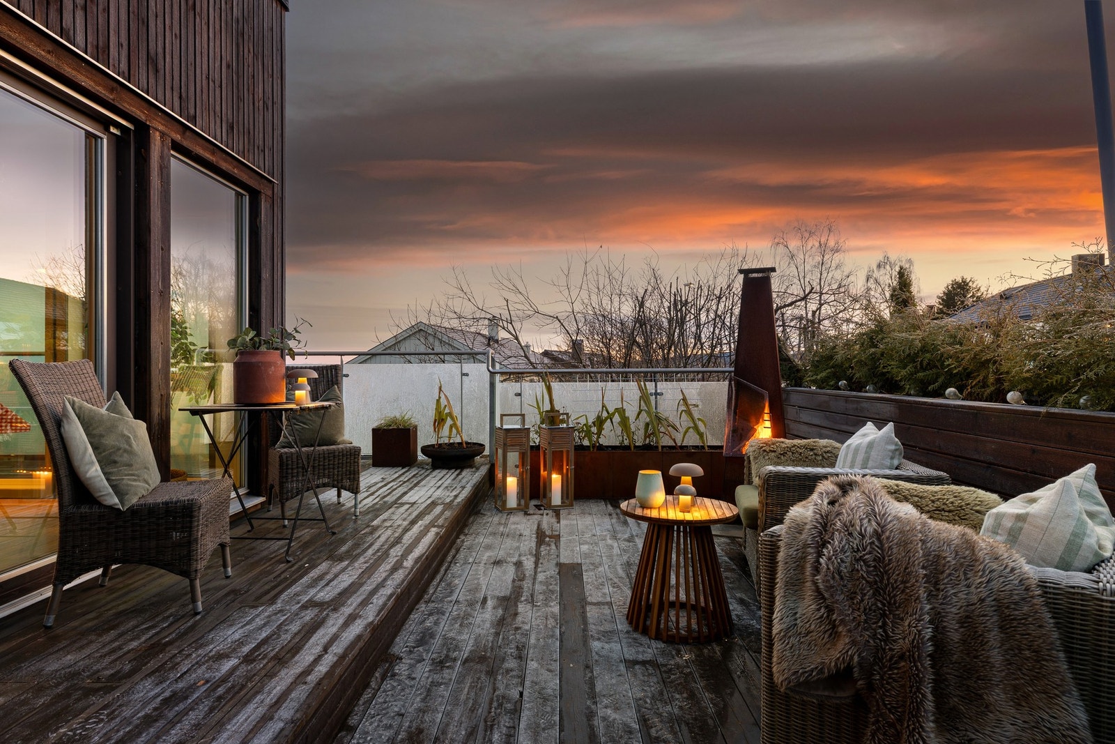 Verandaen har god plass til å møblere i flere ulike sone, med mulighet for å flytte seg etter solen. Galleribilde