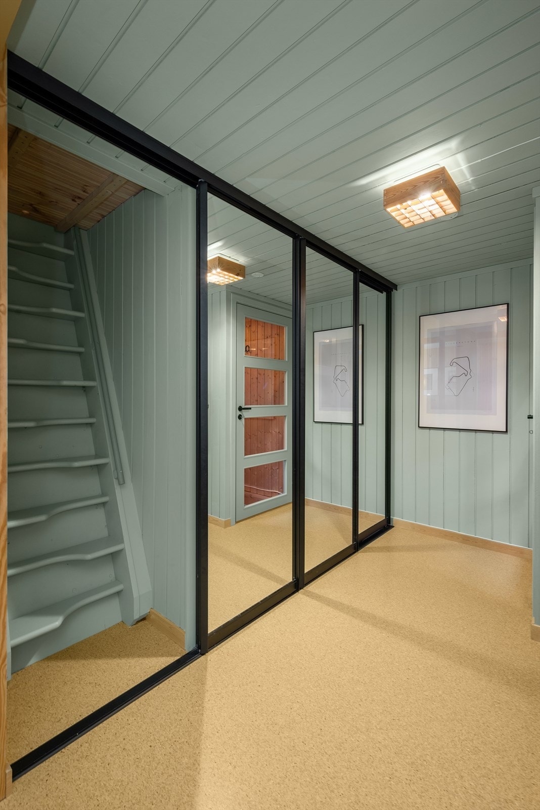 I yttergangen er både skyvedørsgarderobe, panel, lister, stikkontakter og belysning nytt. Galleribilde