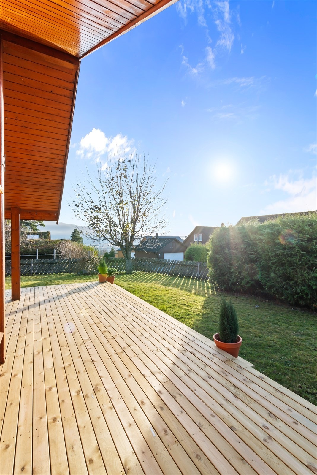 Terrassen er vendt mot sørvest, og den er delvis skjermet av en høy hekk. Galleribilde
