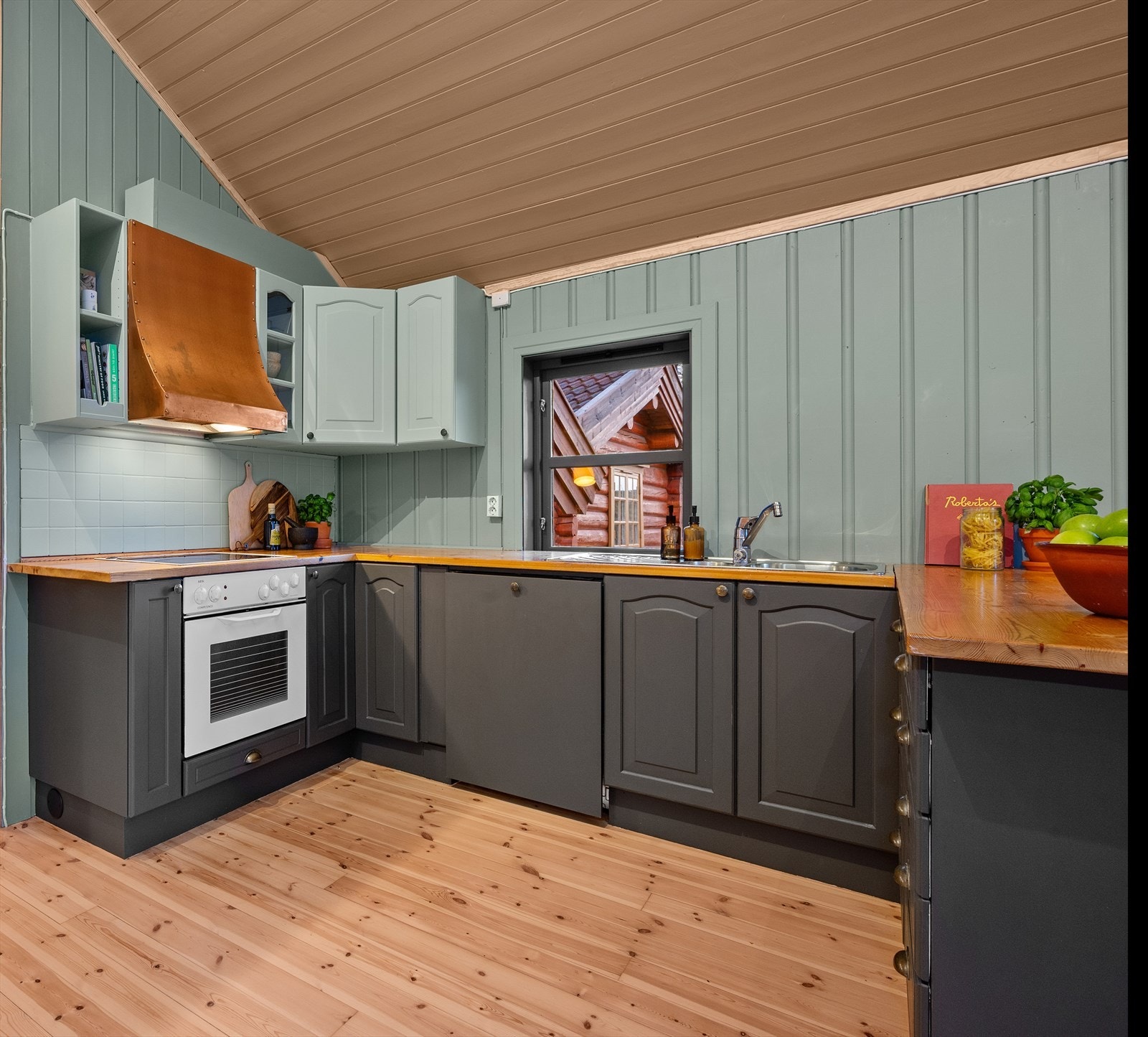 Avtrekksvifta i valset kobber bidrar til å gi kjøkkenet sin unike sjarm. Galleribilde