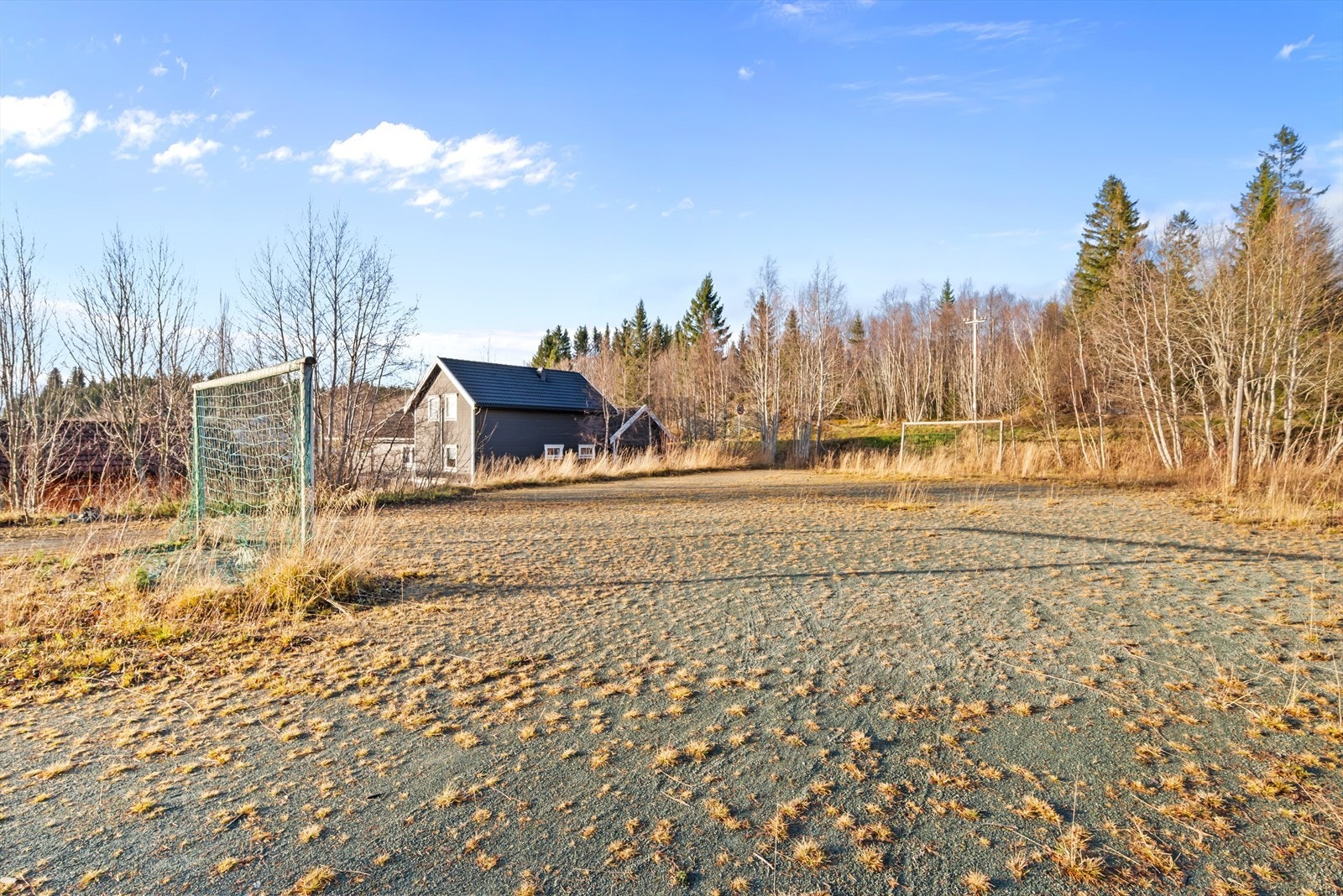 Rett bak eiendommen ligger en fotballbane for nabolagets barn og ungdom. Galleribilde