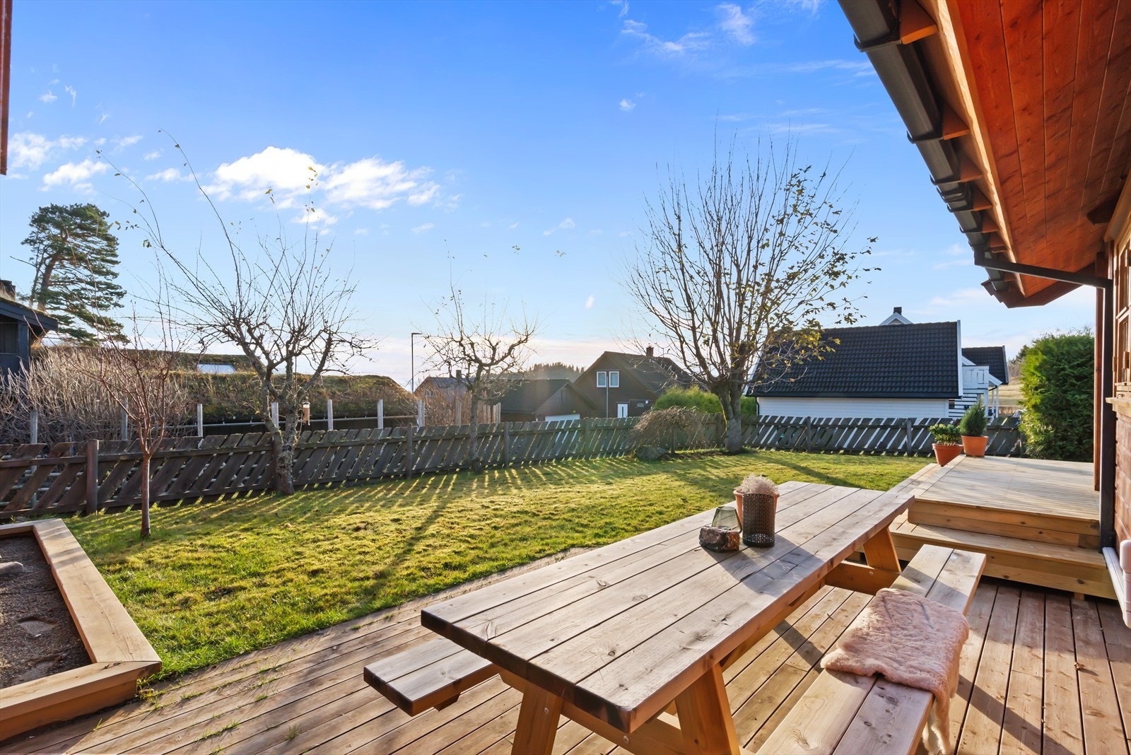 Her kan familie og venner samles, eller du kan sitte godt med kaffekoppen mens de små leker på plenen. Galleribilde