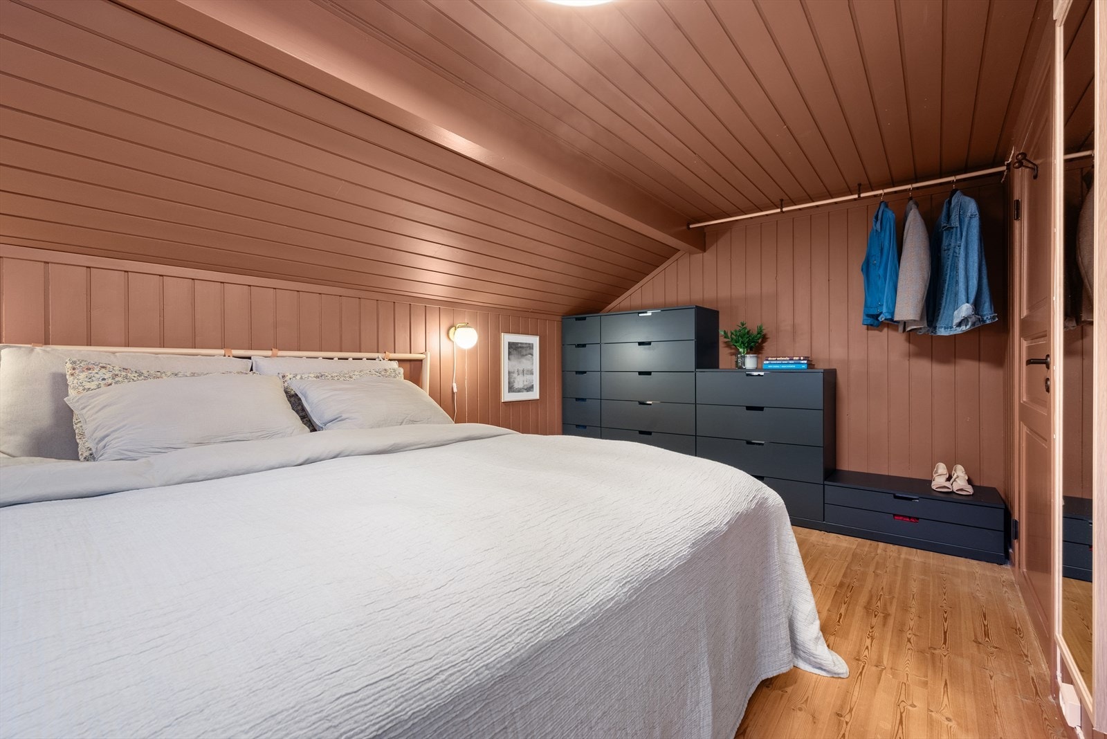 Rommet har nye lamper og moderne belysning. Galleribilde