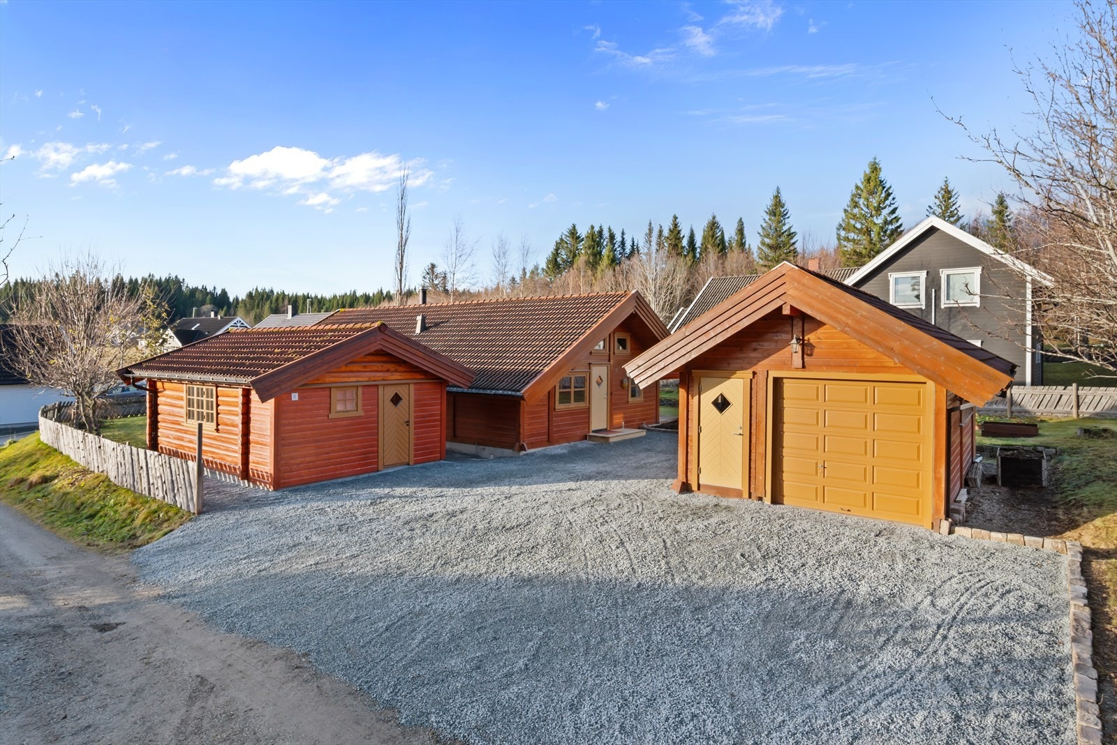Eneboligen har både garasje, eget gjestehus og stor oppkjørsel. Galleribilde