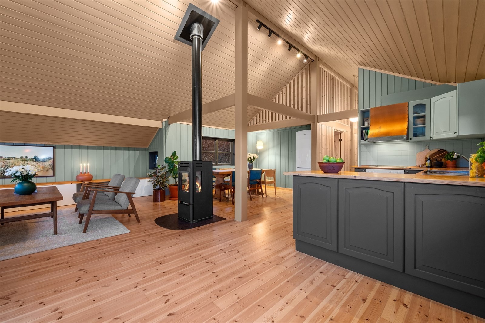 Nye spotter fra Philips Hue sørger for at det både er godt arbeidslys på kjøkkenet og stemningsfullt lys i sittesonene. Galleribilde