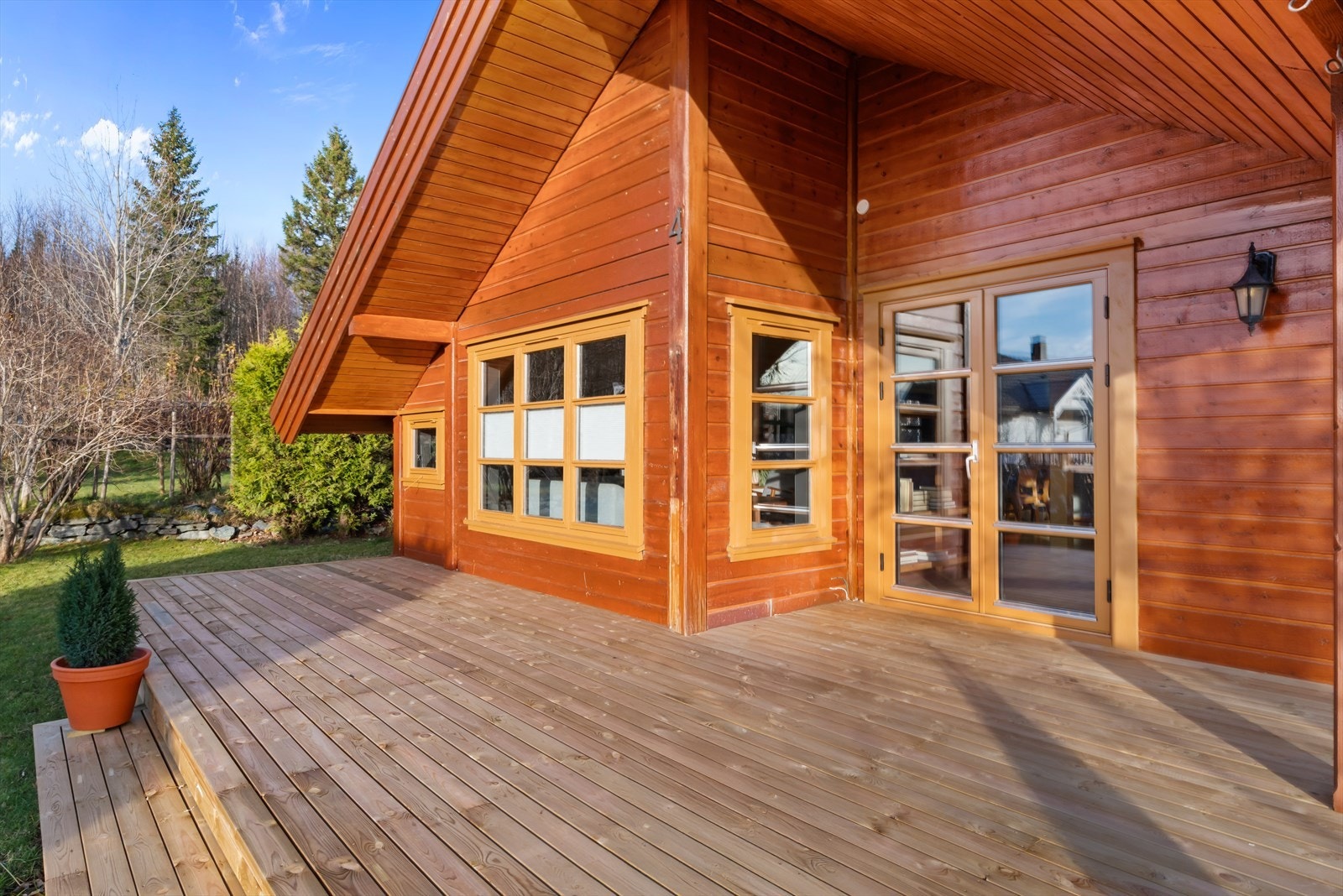 Boligen har bl.a. fått ny terrasseplatting, nymalte vinduer, ny utekran og det er anlagt sandkasse for de minste. Galleribilde