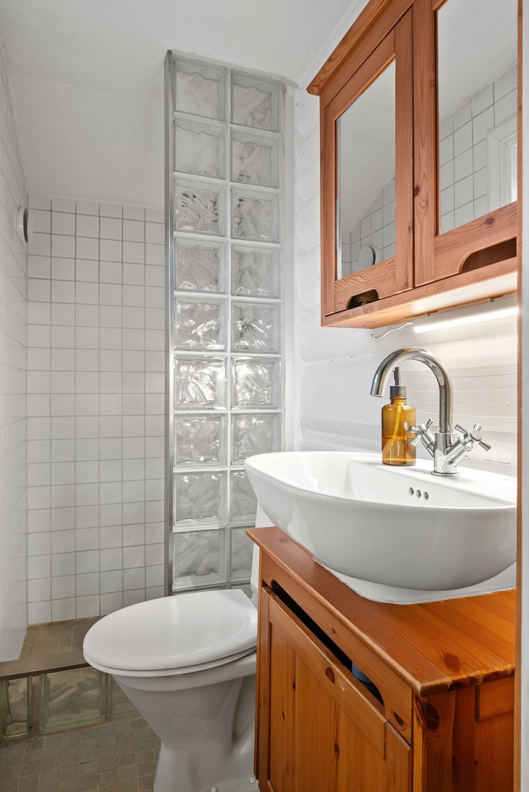 Badet i annekset har både helfliset dusj og eget toalett. Galleribilde