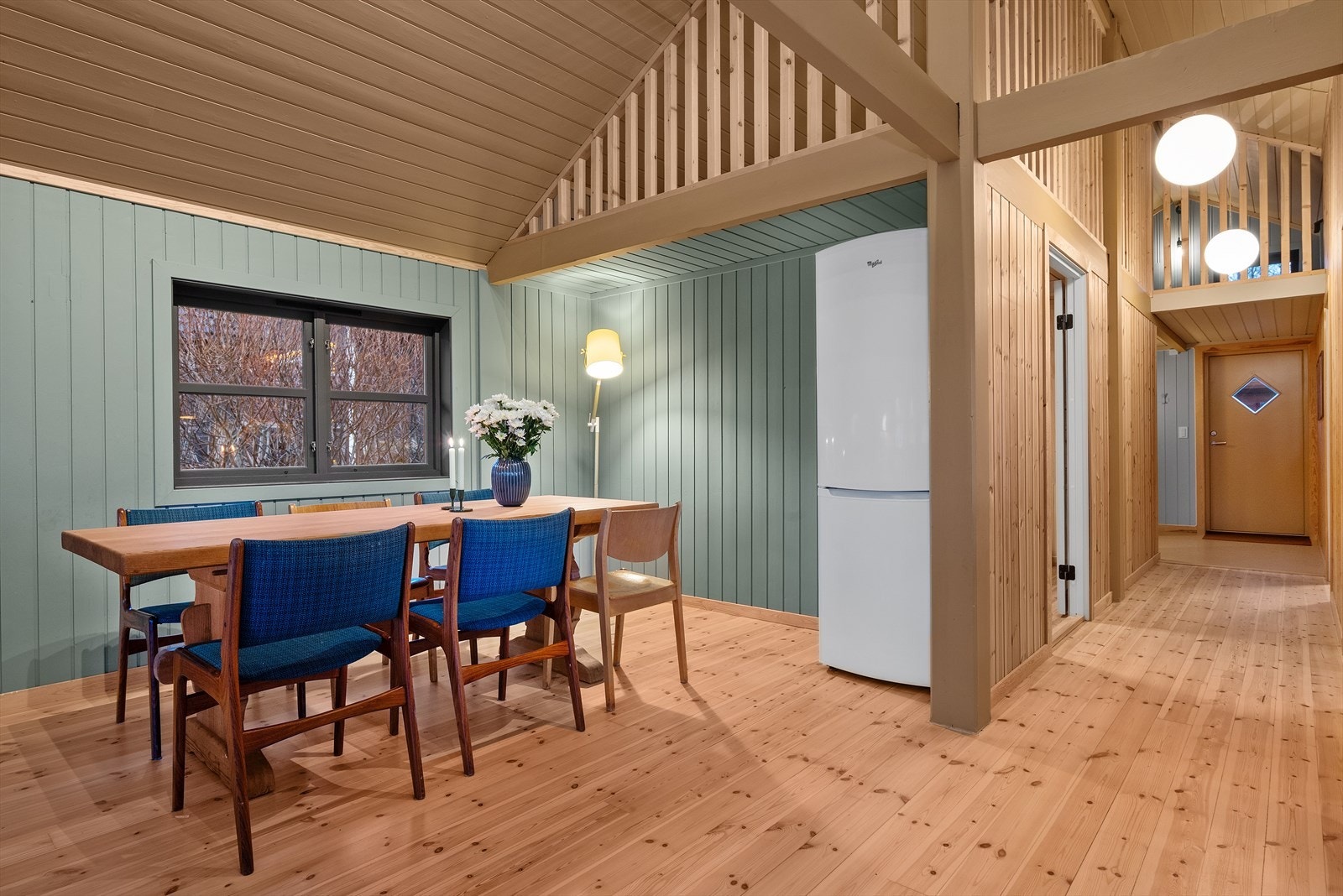 I innergangen er det nytt panel, nye lister og nyslipt gulv. I tillegg er takhøyden hevet. Galleribilde