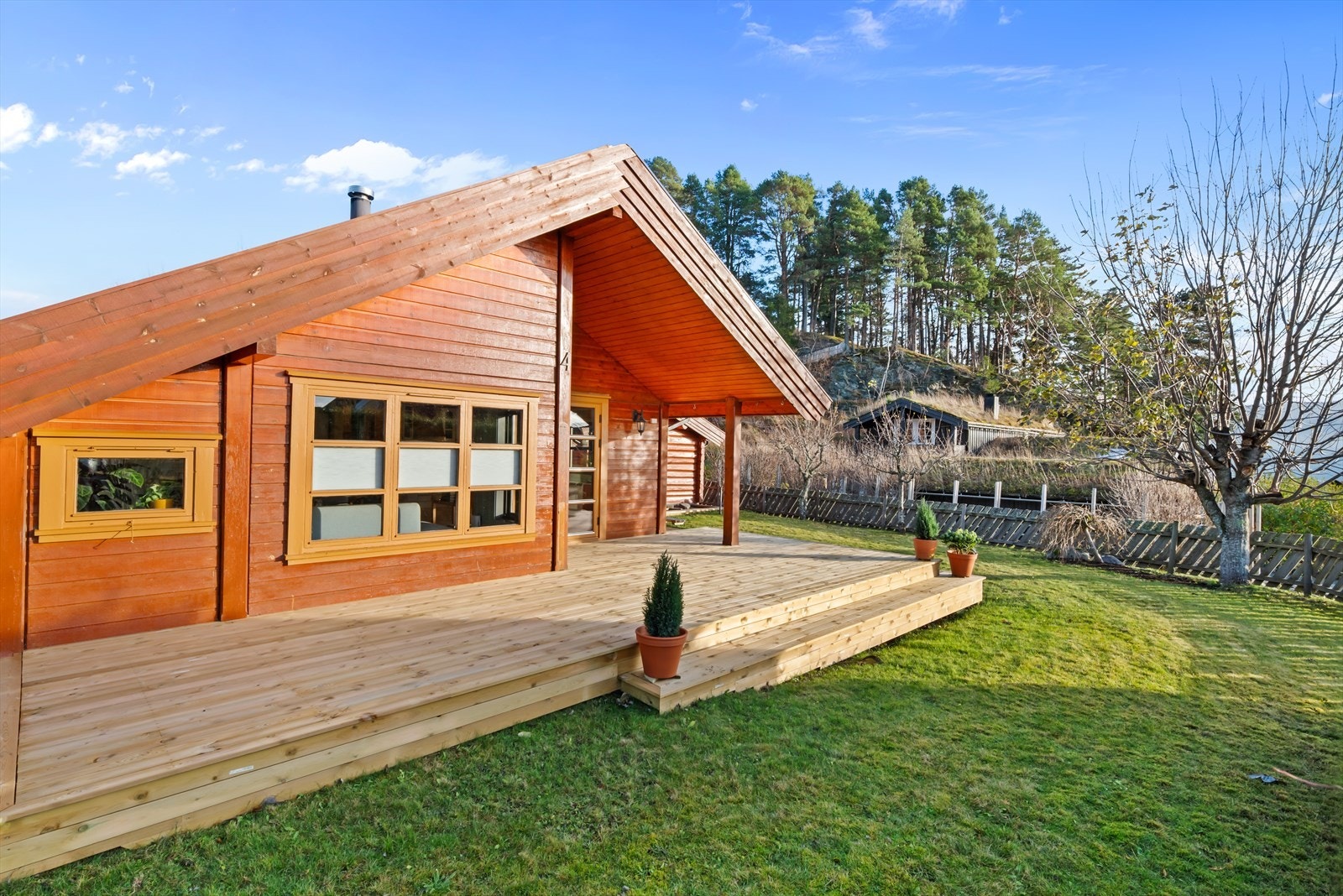 Boligen byr på flotte plenarealer og en ny terrasse på hele 45 kvadratmeter, med god plass til å samle familie og venner til grilling og hygge. Galleribilde